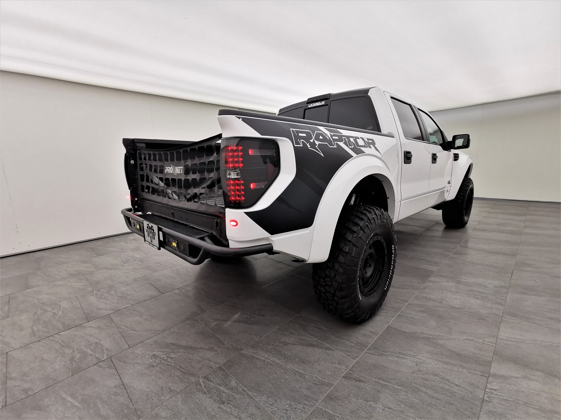 FORD F-150 SVT Raptor SuperCrew 6.2-image-4