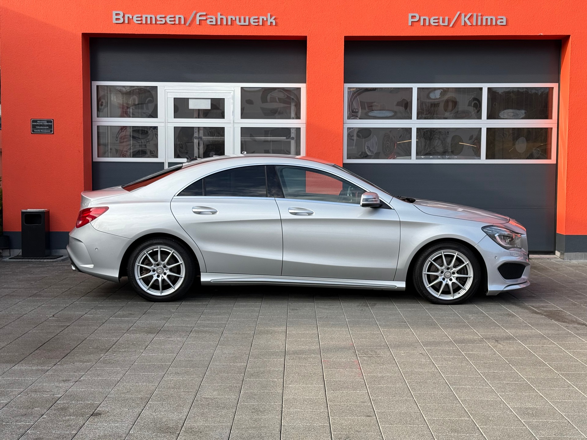 MERCEDES-BENZ CLA 250 AMG Line 7G-DCT 4Matic-image-3