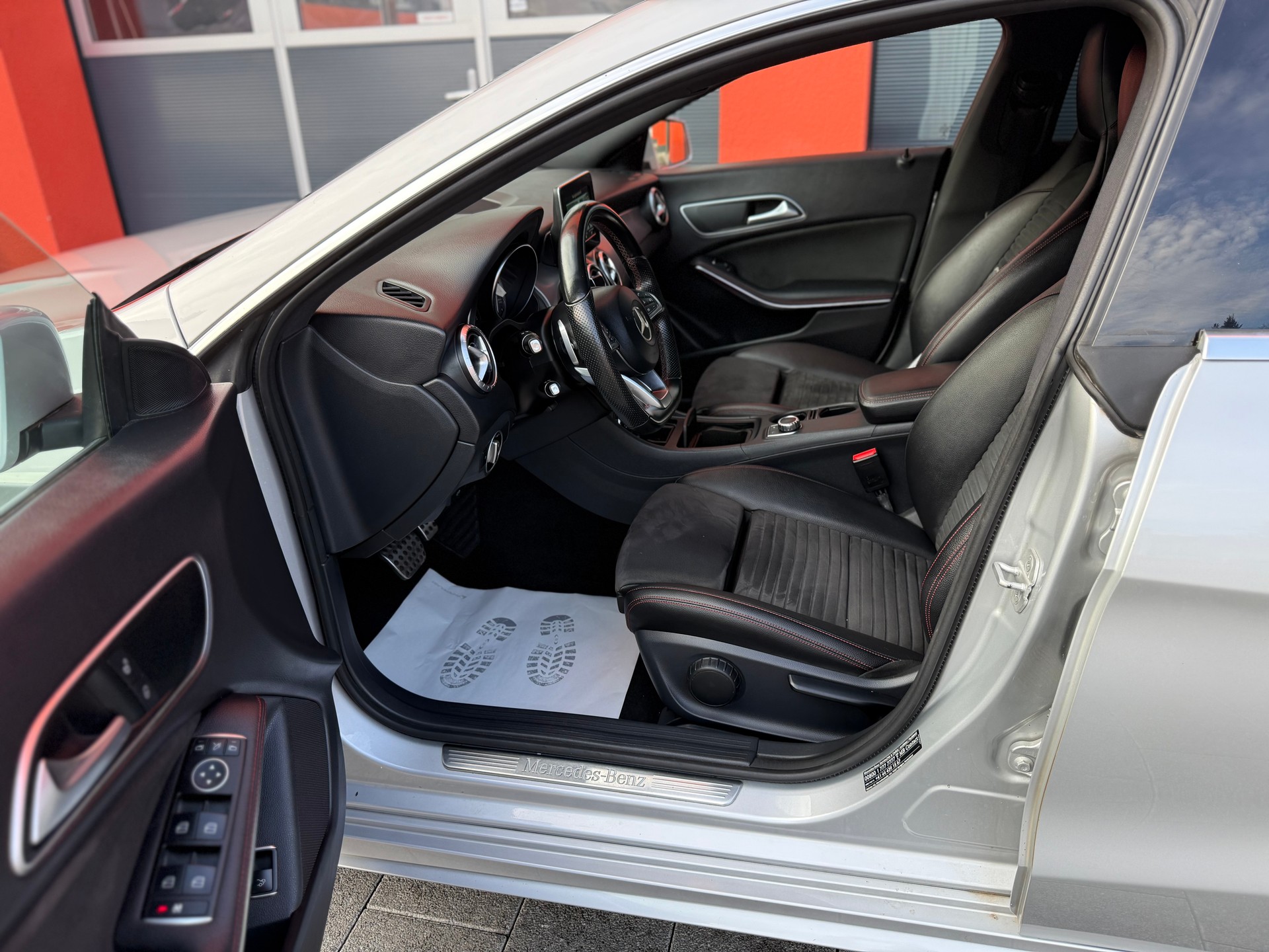 MERCEDES-BENZ CLA 250 AMG Line 7G-DCT 4Matic-image-9