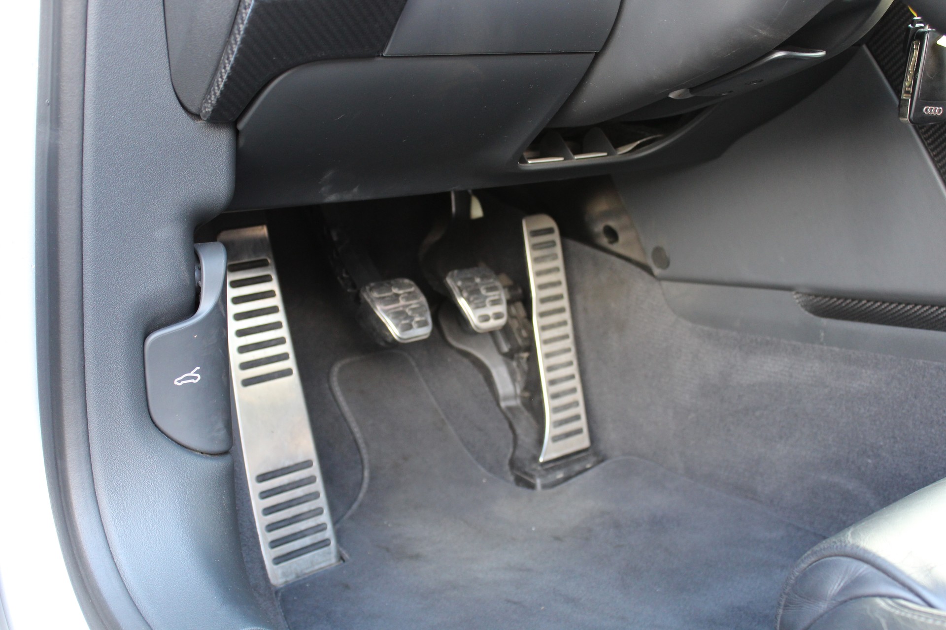 AUDI R8 Coupé 4.2 Boite Mécanique " Sidebalde Carbone * Intérieur Carbone * Cuir * GPS * Caméra * Bang & Olufsen * Bluetooth"-image-16