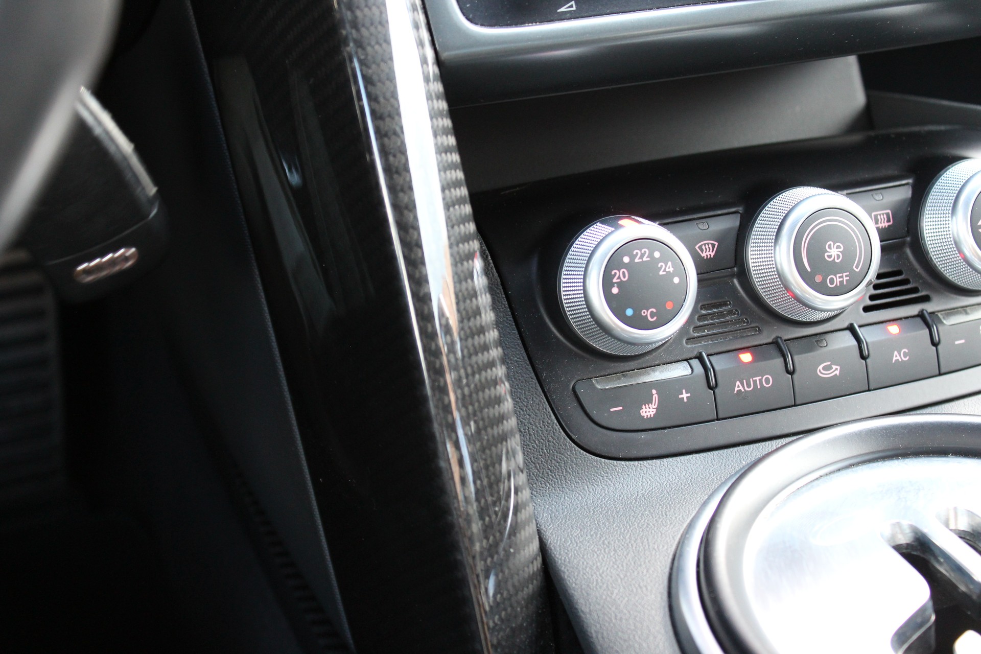 AUDI R8 Coupé 4.2 Boite Mécanique " Sidebalde Carbone * Intérieur Carbone * Cuir * GPS * Caméra * Bang & Olufsen * Bluetooth"-image-17