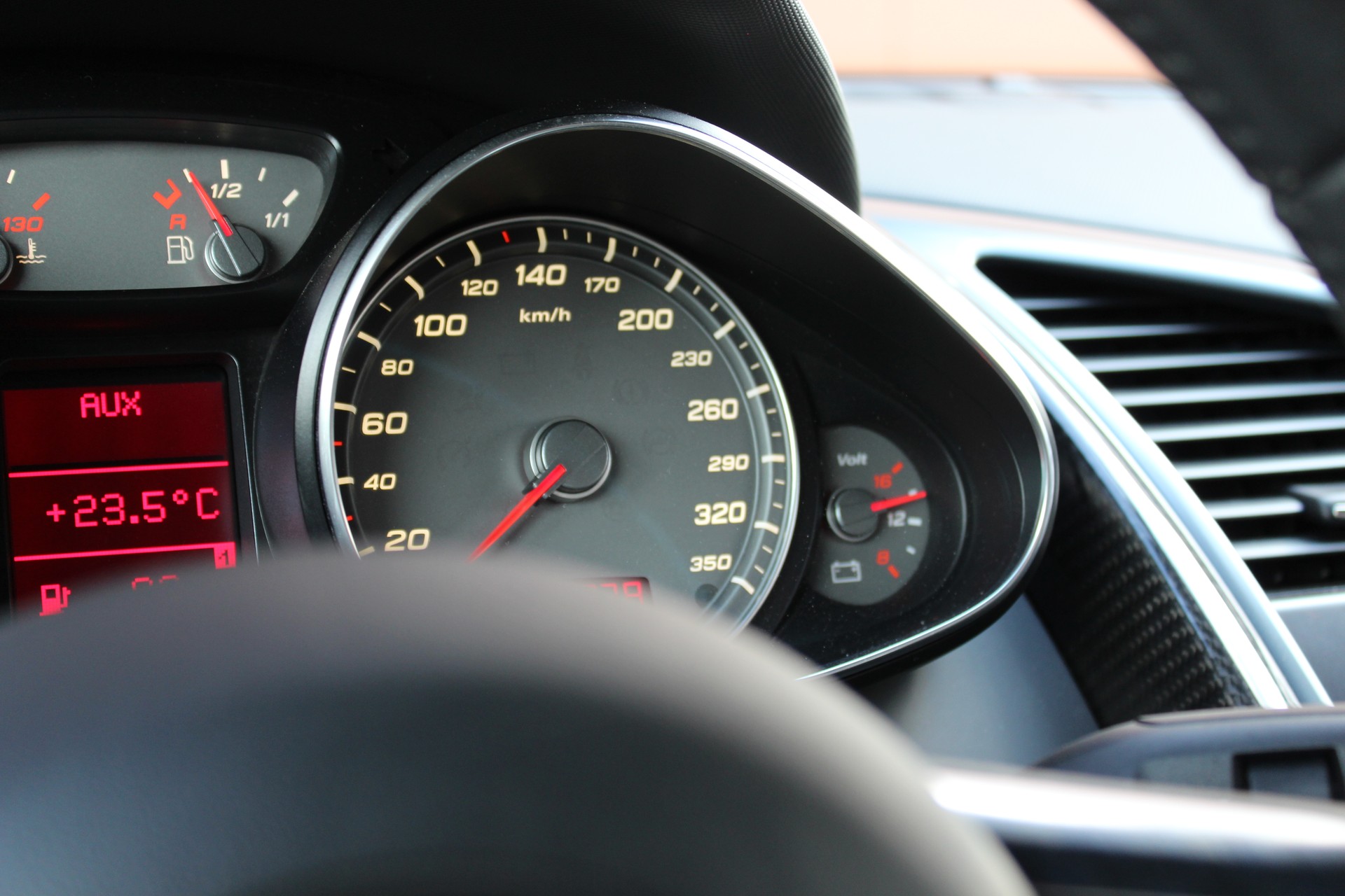 AUDI R8 Coupé 4.2 Boite Mécanique " Sidebalde Carbone * Intérieur Carbone * Cuir * GPS * Caméra * Bang & Olufsen * Bluetooth"-image-12