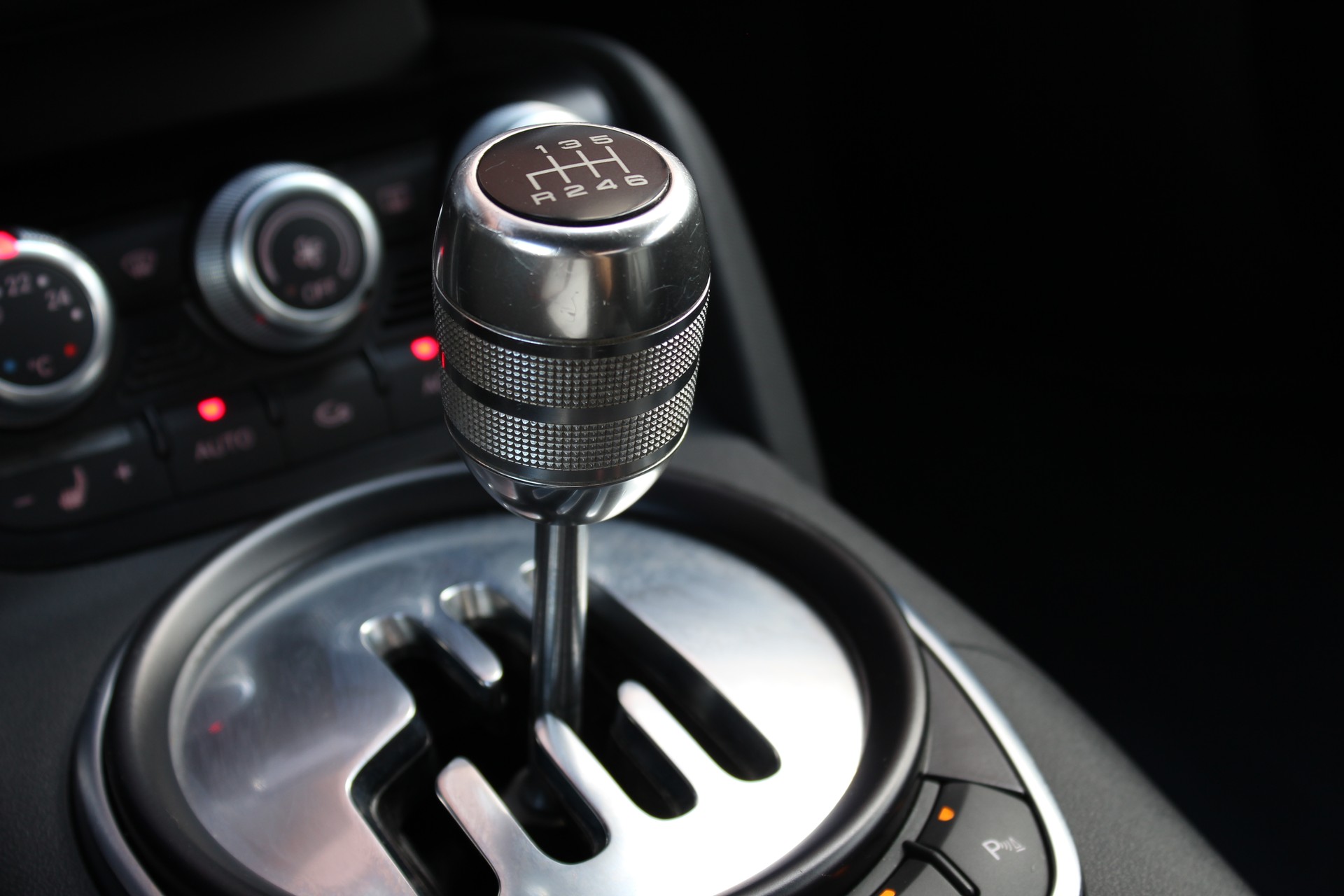 AUDI R8 Coupé 4.2 Boite Mécanique " Sidebalde Carbone * Intérieur Carbone * Cuir * GPS * Caméra * Bang & Olufsen * Bluetooth"-image-13