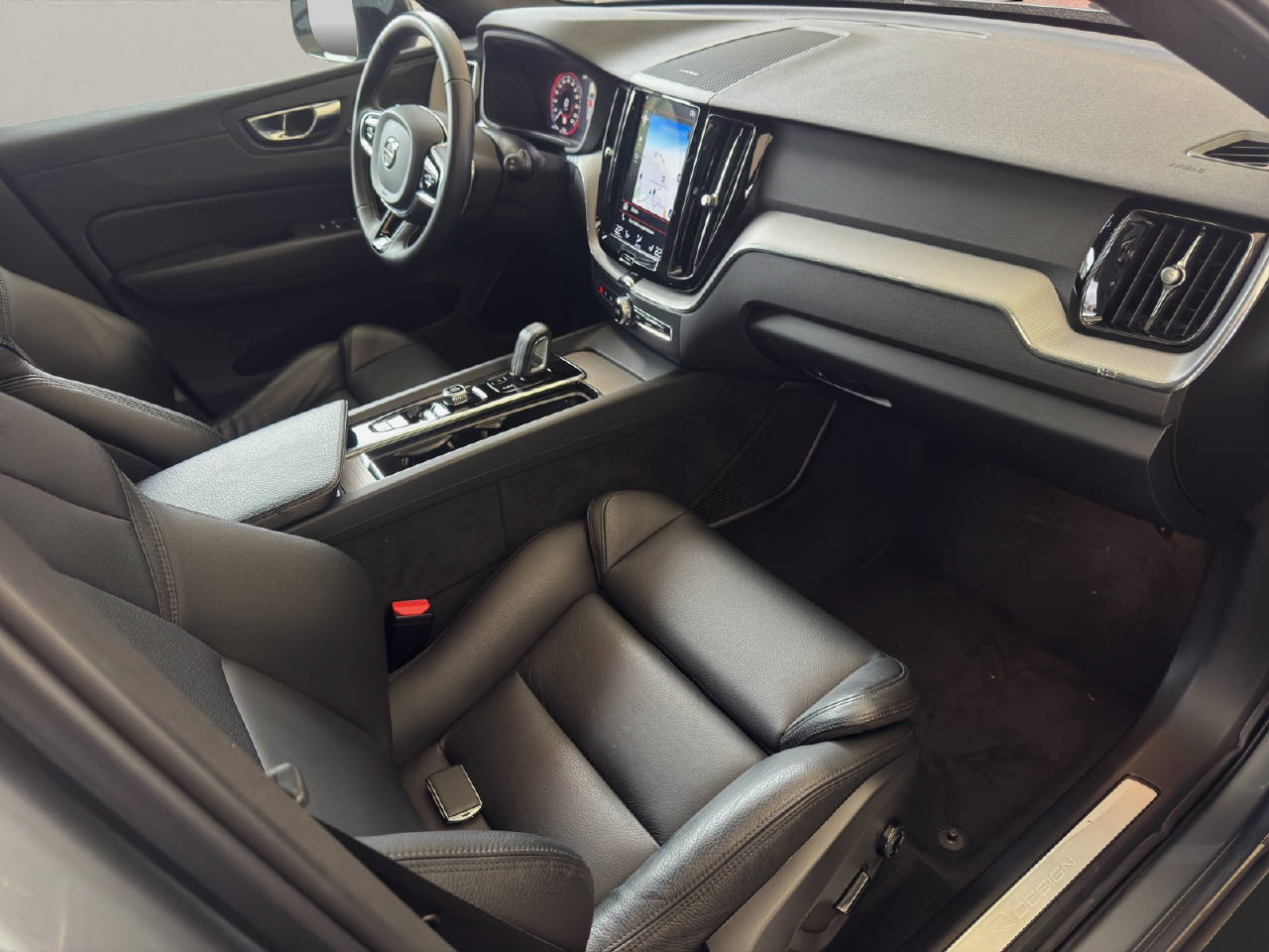 VOLVO XC60 2.0 T8 TE R-Design eAWD-image-11