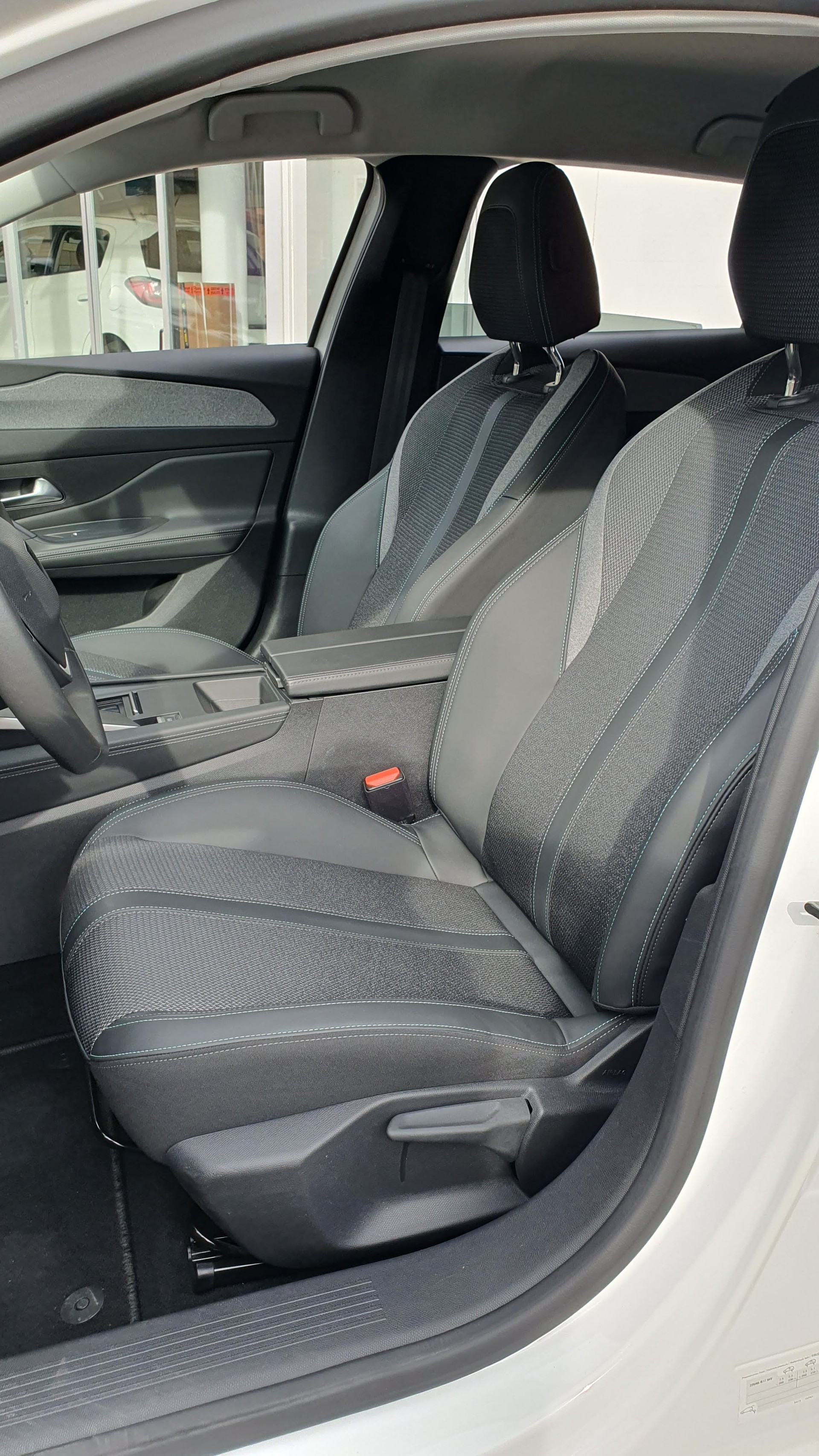PEUGEOT 308 1.6 PHEV 225 GT / Helvetia-image-14