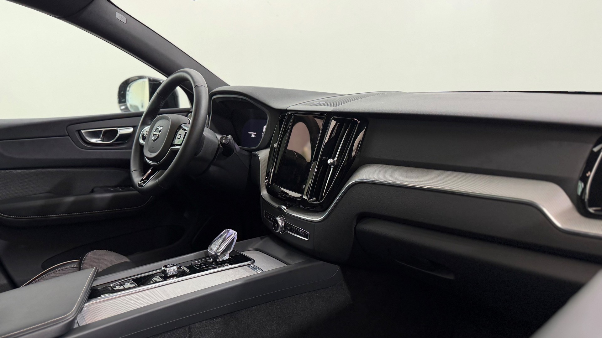 VOLVO XC60 2.0 T6 TE Plus Dark eAWD-image-4