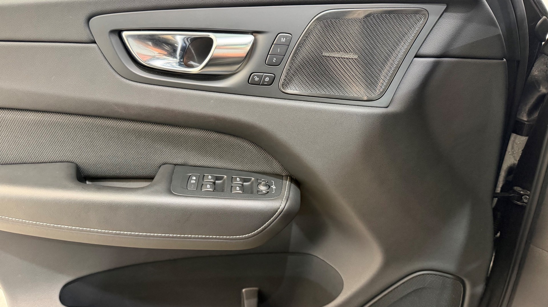 VOLVO XC60 2.0 T6 TE Plus Dark eAWD-image-15