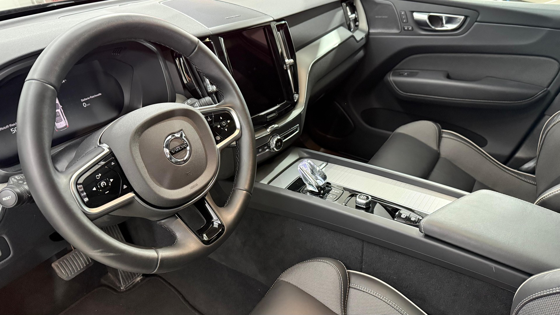 VOLVO XC60 2.0 T6 TE Plus Dark eAWD-image-3