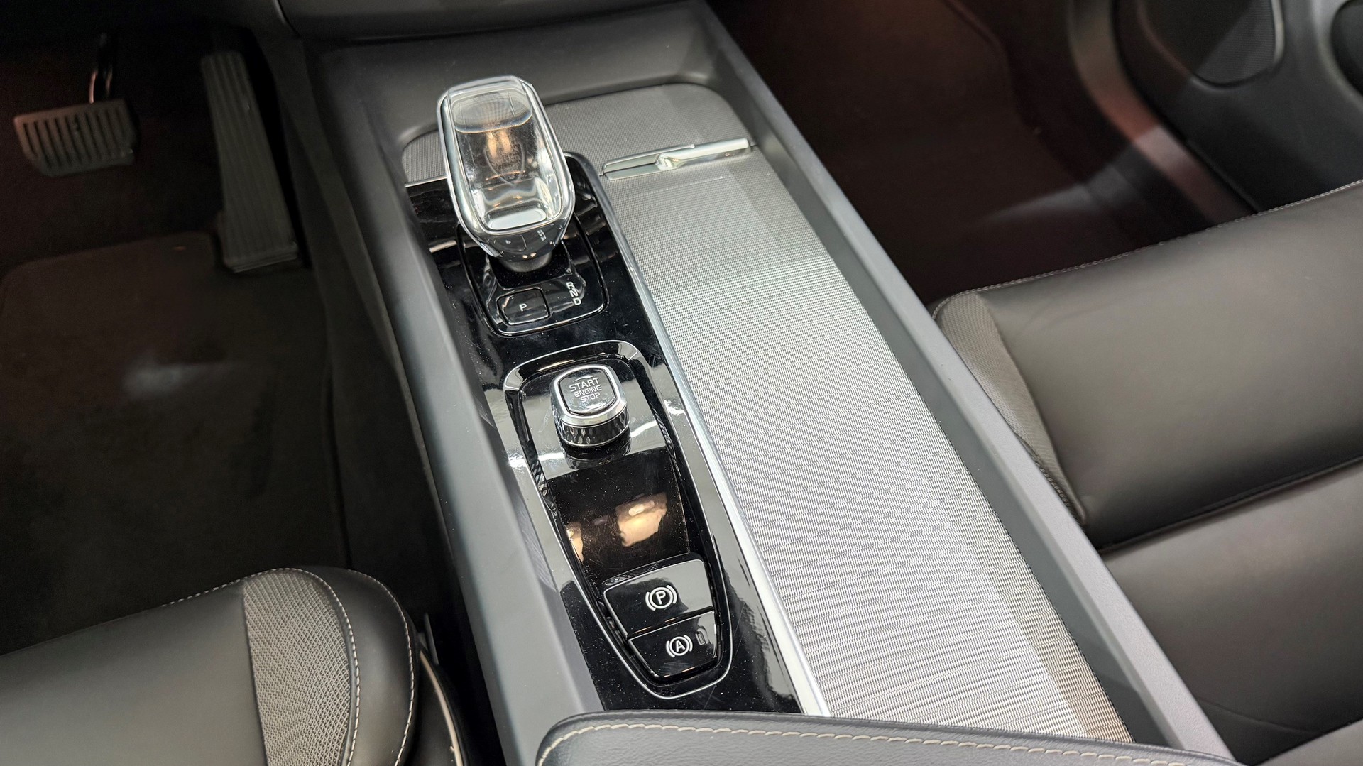 VOLVO XC60 2.0 T6 TE Plus Dark eAWD-image-17