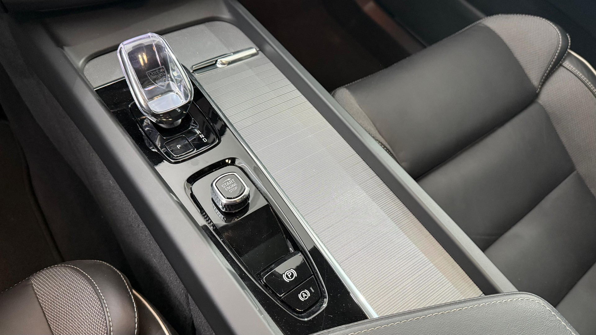 VOLVO XC60 2.0 T6 TE Plus Dark eAWD-image-9