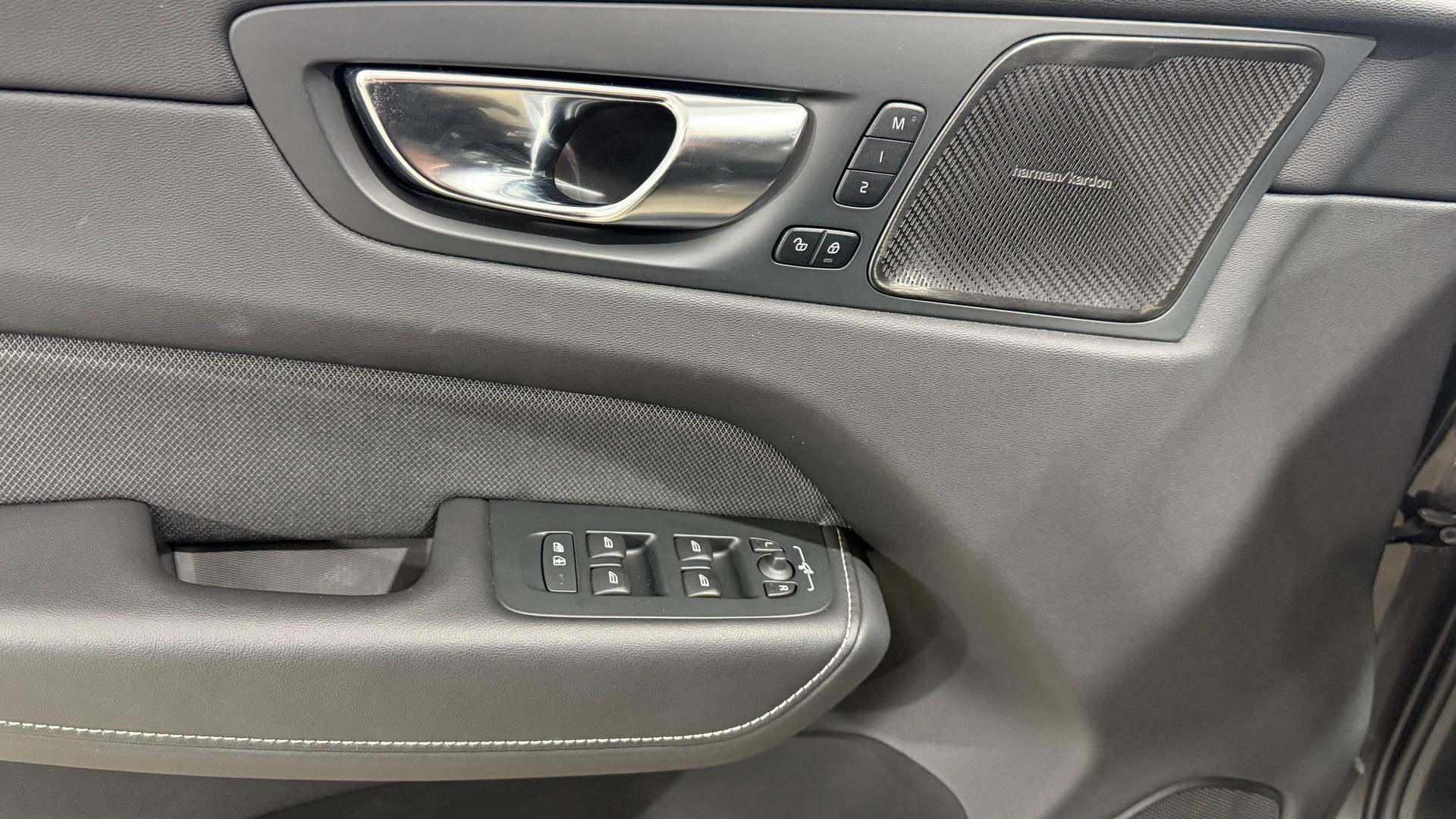VOLVO XC60 2.0 T6 TE Plus Dark eAWD-image-11