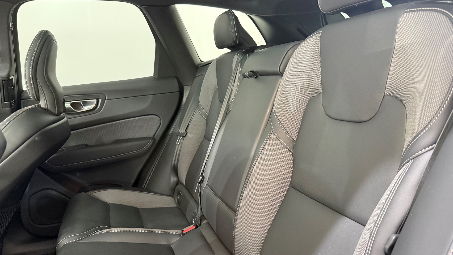 VOLVO XC60 2.0 T6 TE Plus Dark eAWD-image-6