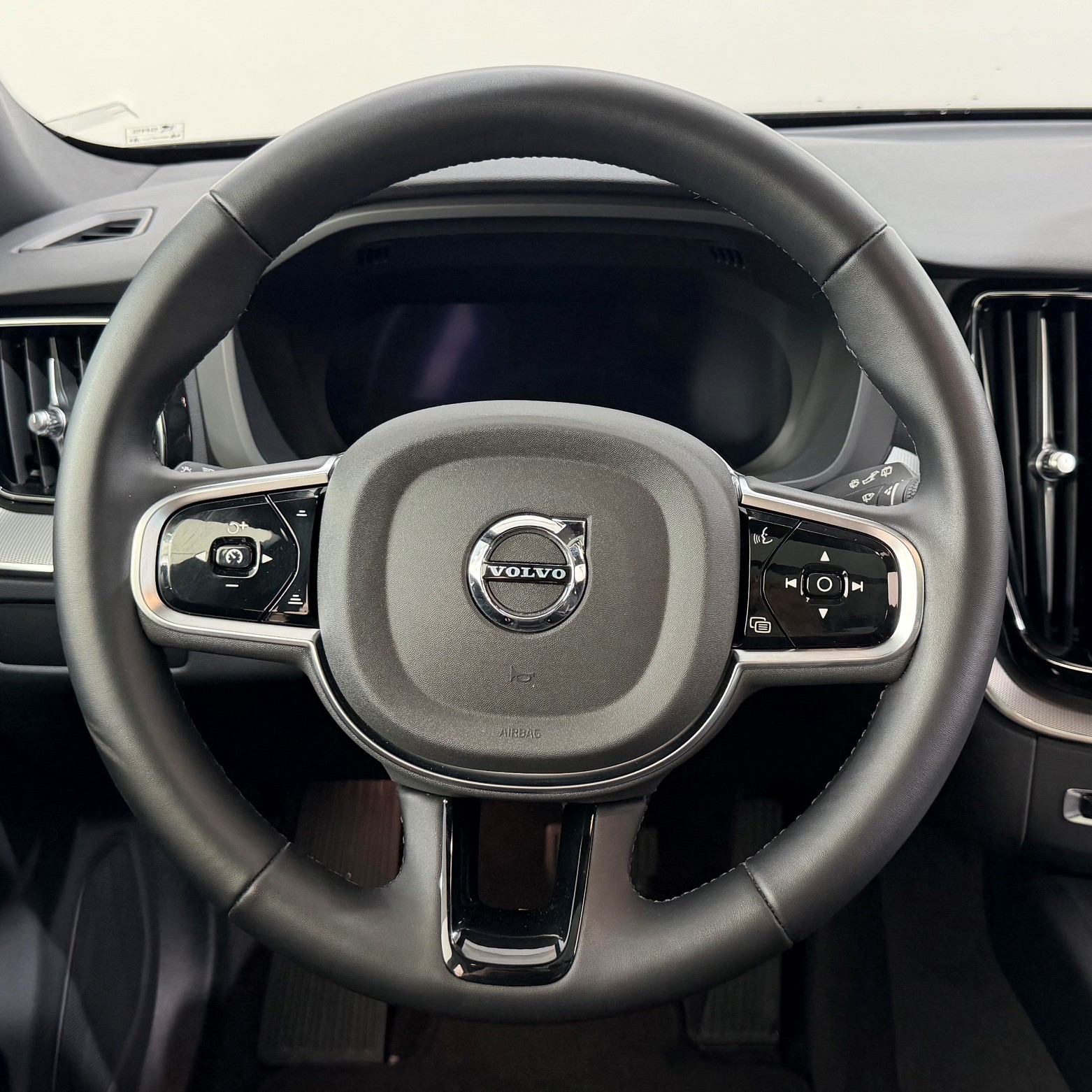 VOLVO XC60 2.0 T6 TE Plus Dark eAWD-image-10