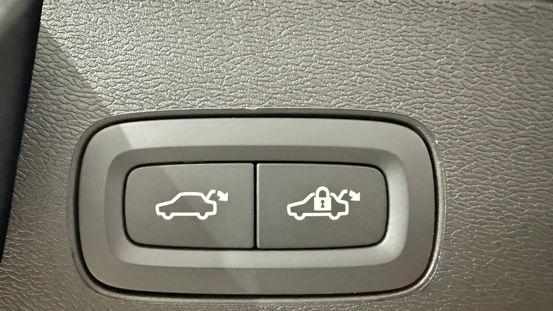 VOLVO XC60 2.0 T6 TE Plus Dark eAWD-image-15