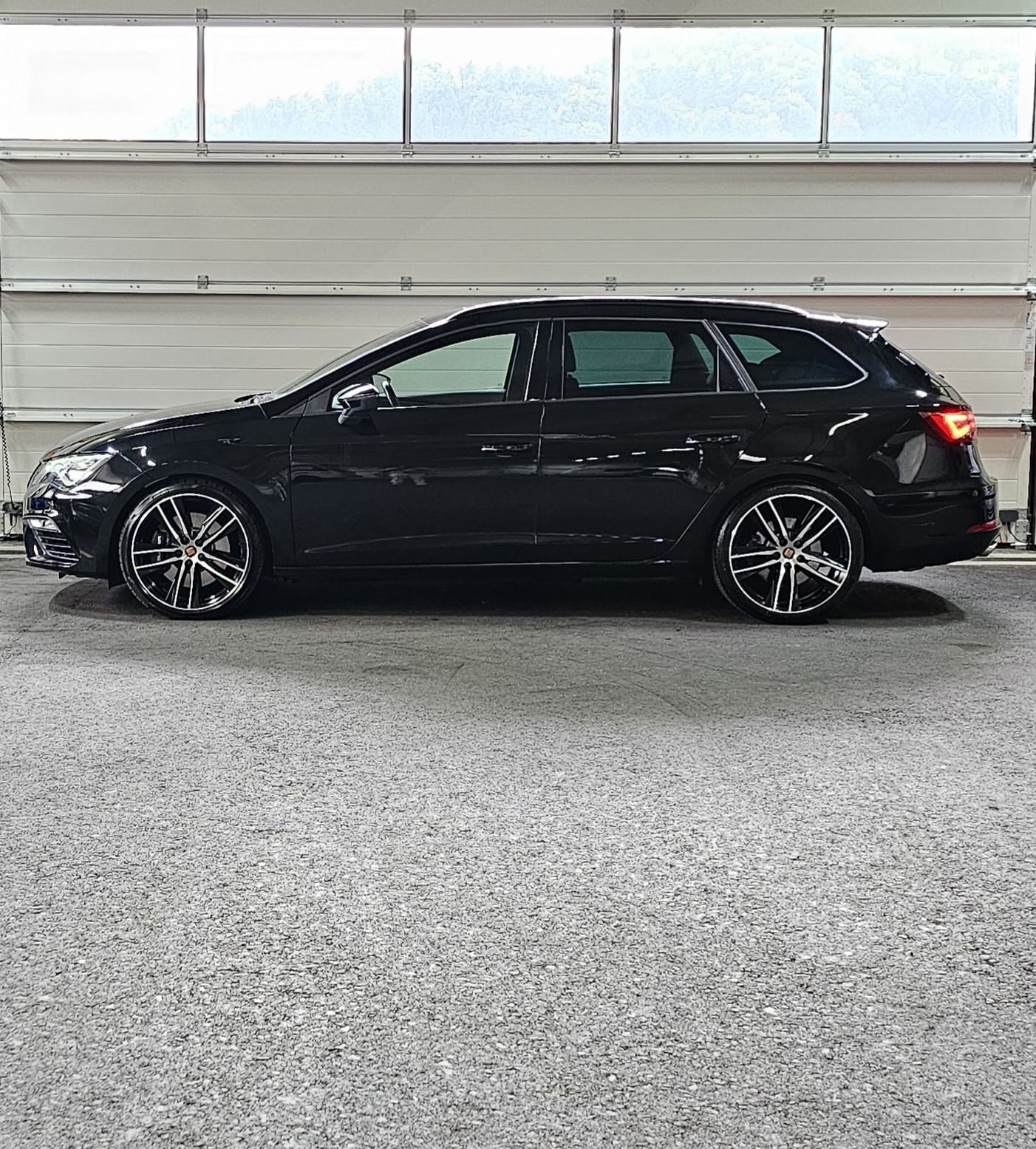 SEAT Leon ST 2.0 TSI Cupra 300 4 Drive DSG-image-1