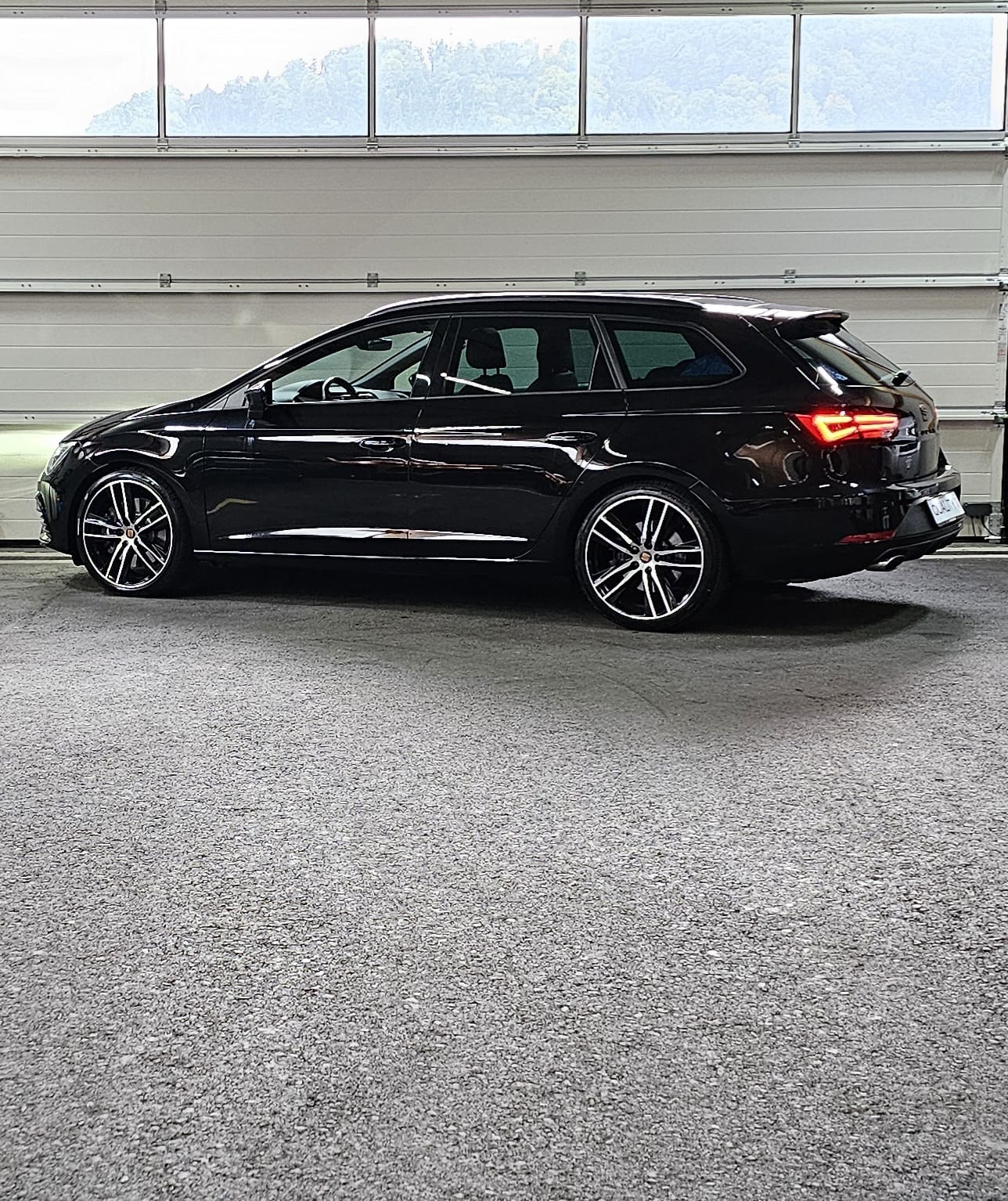 SEAT Leon ST 2.0 TSI Cupra 300 4 Drive DSG-image-2