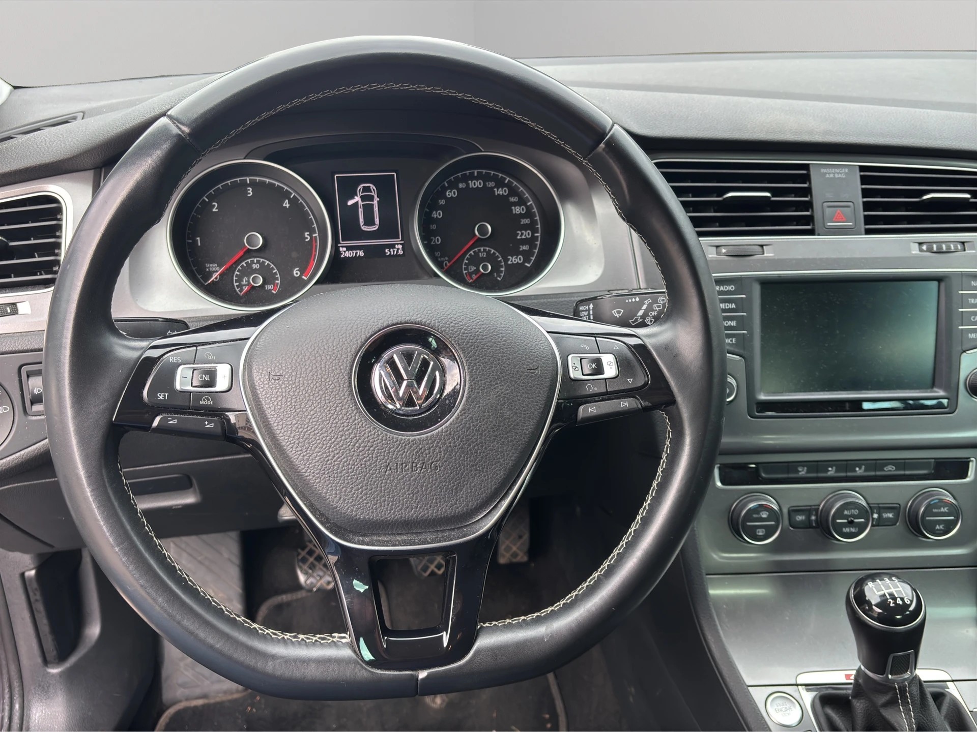 VW Golf Variant 2.0 TDI Lounge 4Motion-image-10