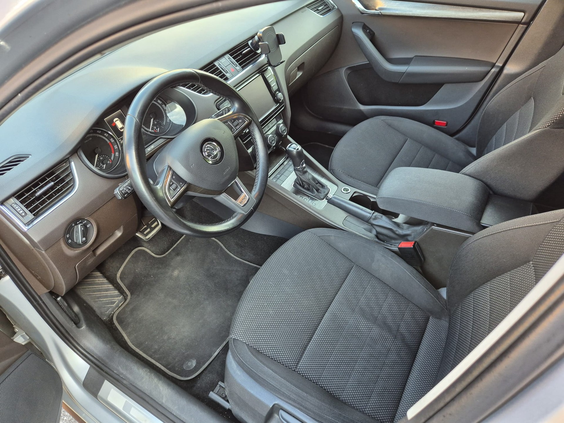 SKODA Octavia Combi 2.0 TDI Scout 4x4 DSG-image-6