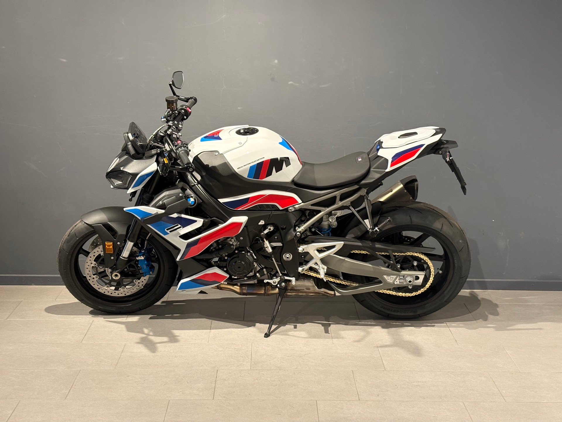 BMW M 1000 R-showroom-element-3