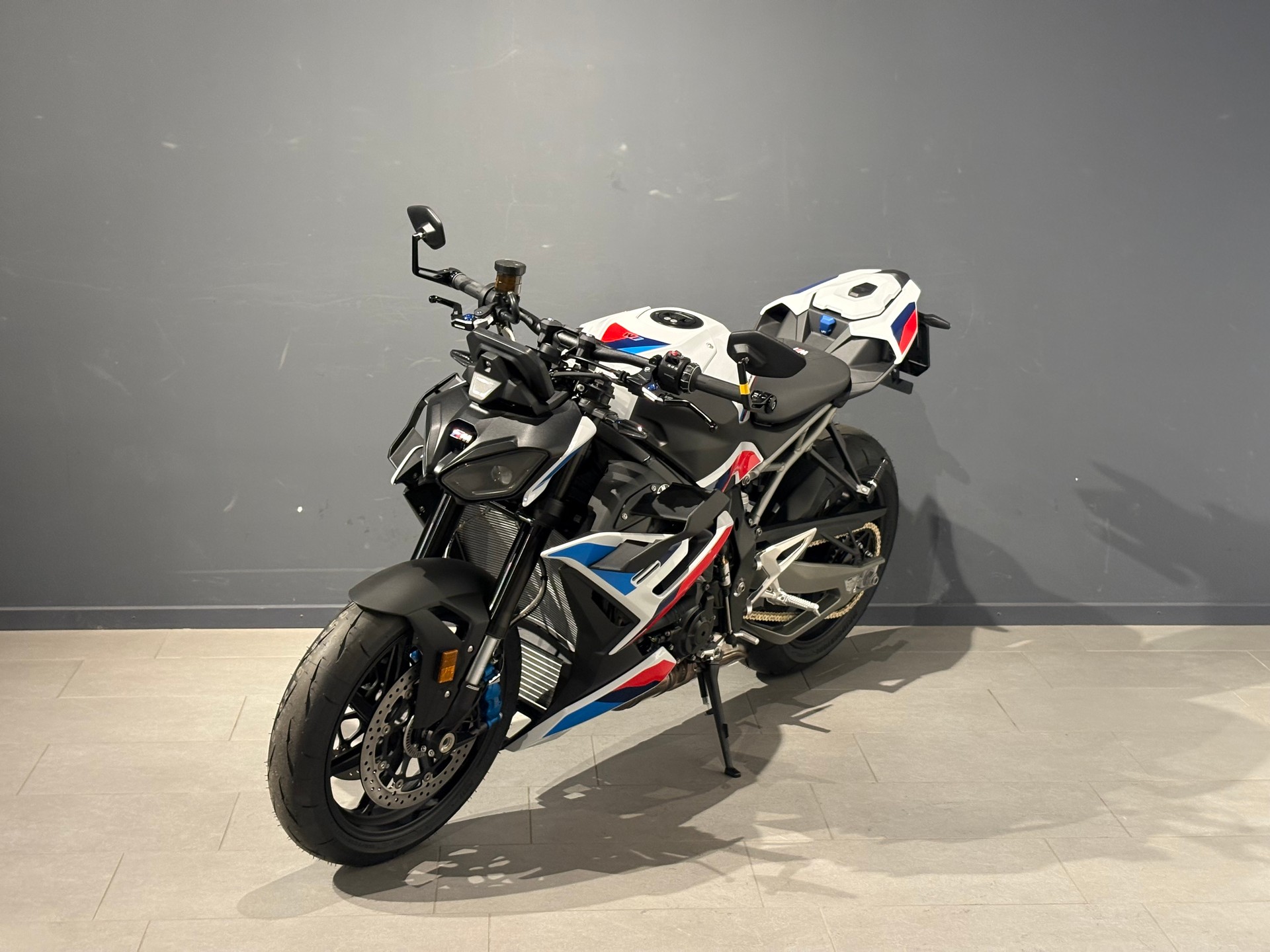 BMW M 1000 R-showroom-element-2