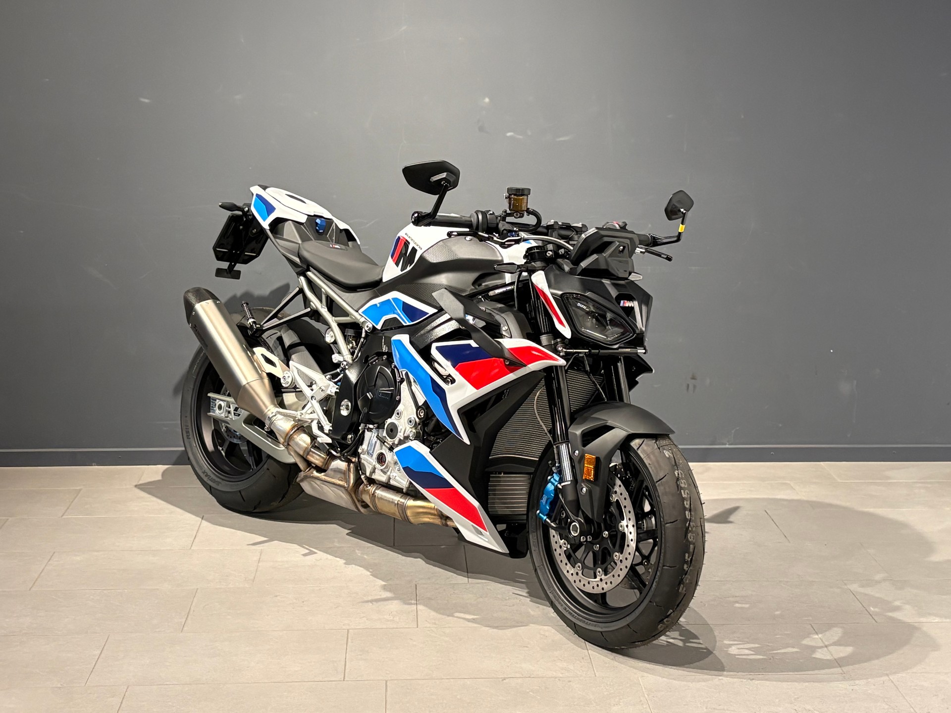 BMW M 1000 R-showroom-element-1