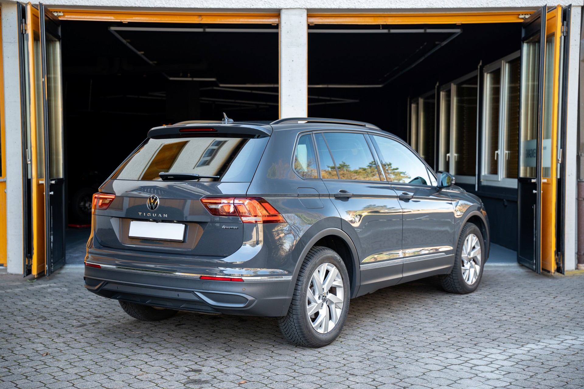 VW Tiguan 2.0TSI Life 4Motion DSG-image-3