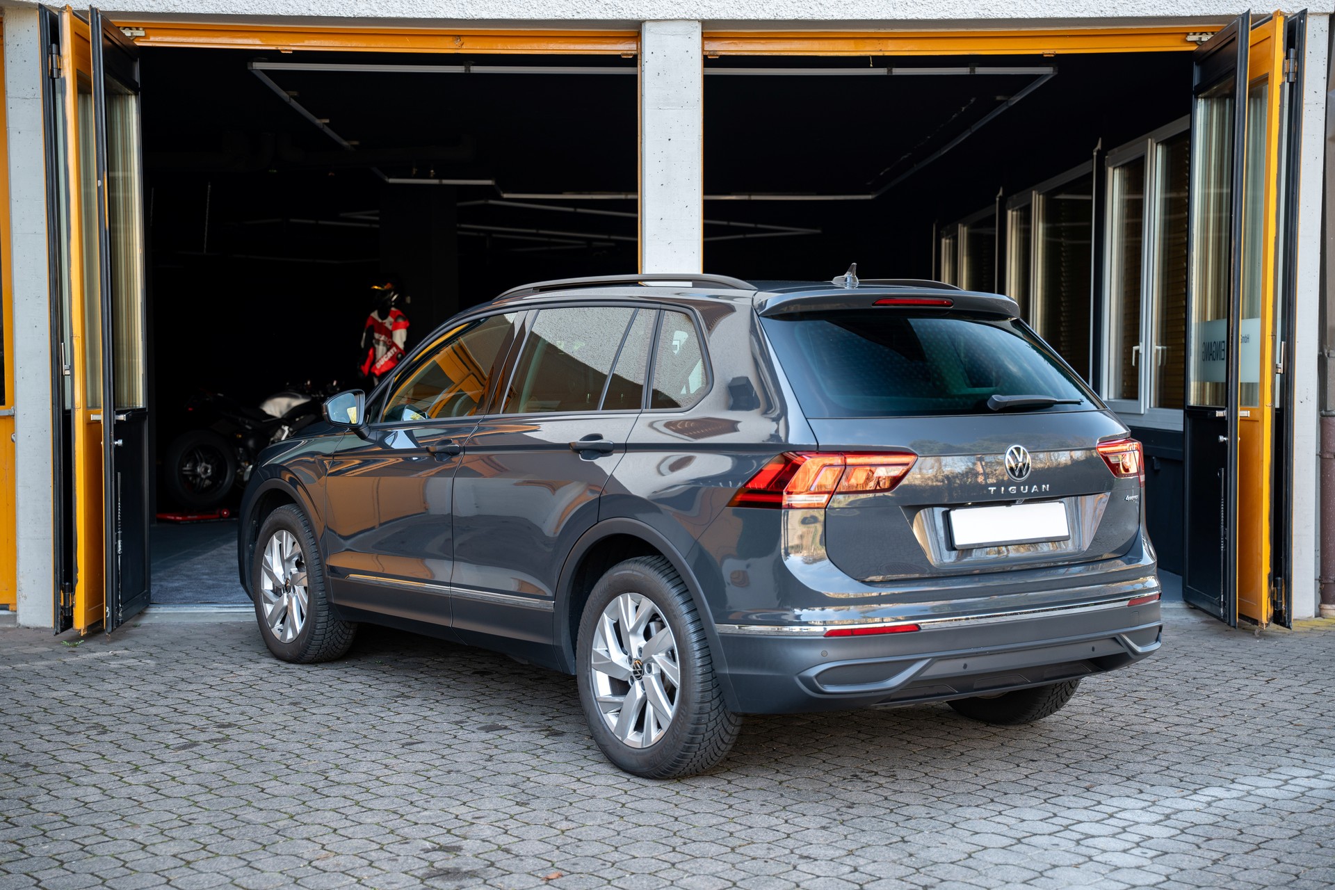 VW Tiguan 2.0TSI Life 4Motion DSG-image-5
