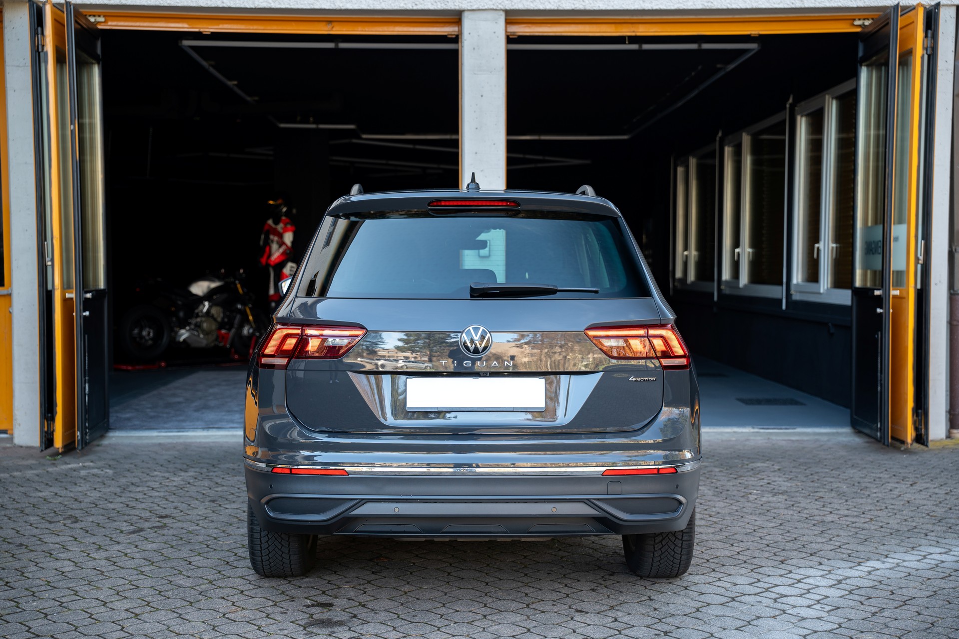 VW Tiguan 2.0TSI Life 4Motion DSG-image-4