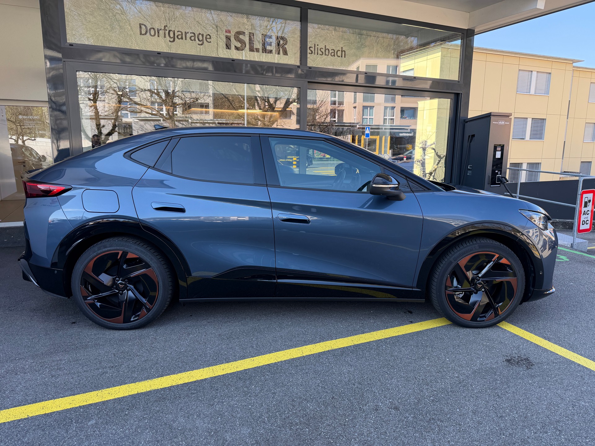 CUPRA Tavascan Type 9 77 kWh VZ Adrenaline-image-1