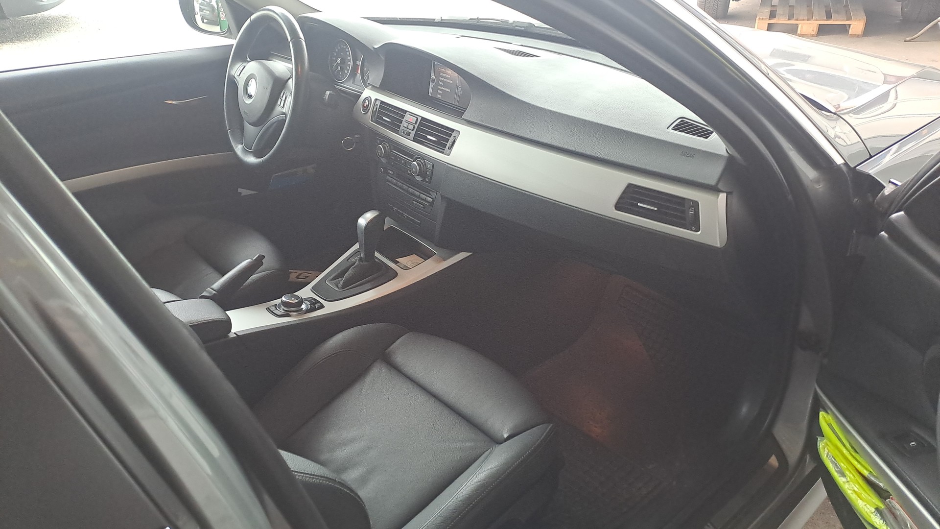 BMW 325i xDrive Touring Steptronic-image-11