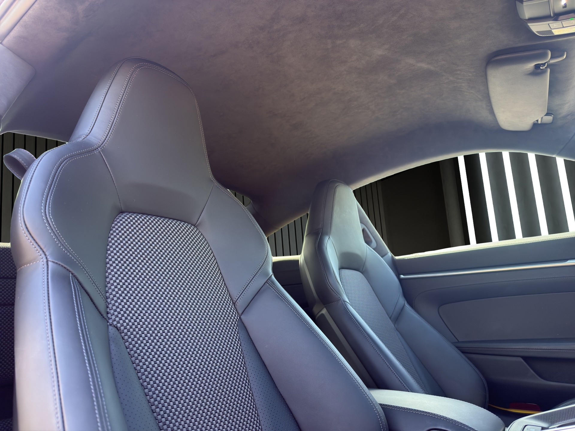 PORSCHE 911 Carrera 4S-image-16