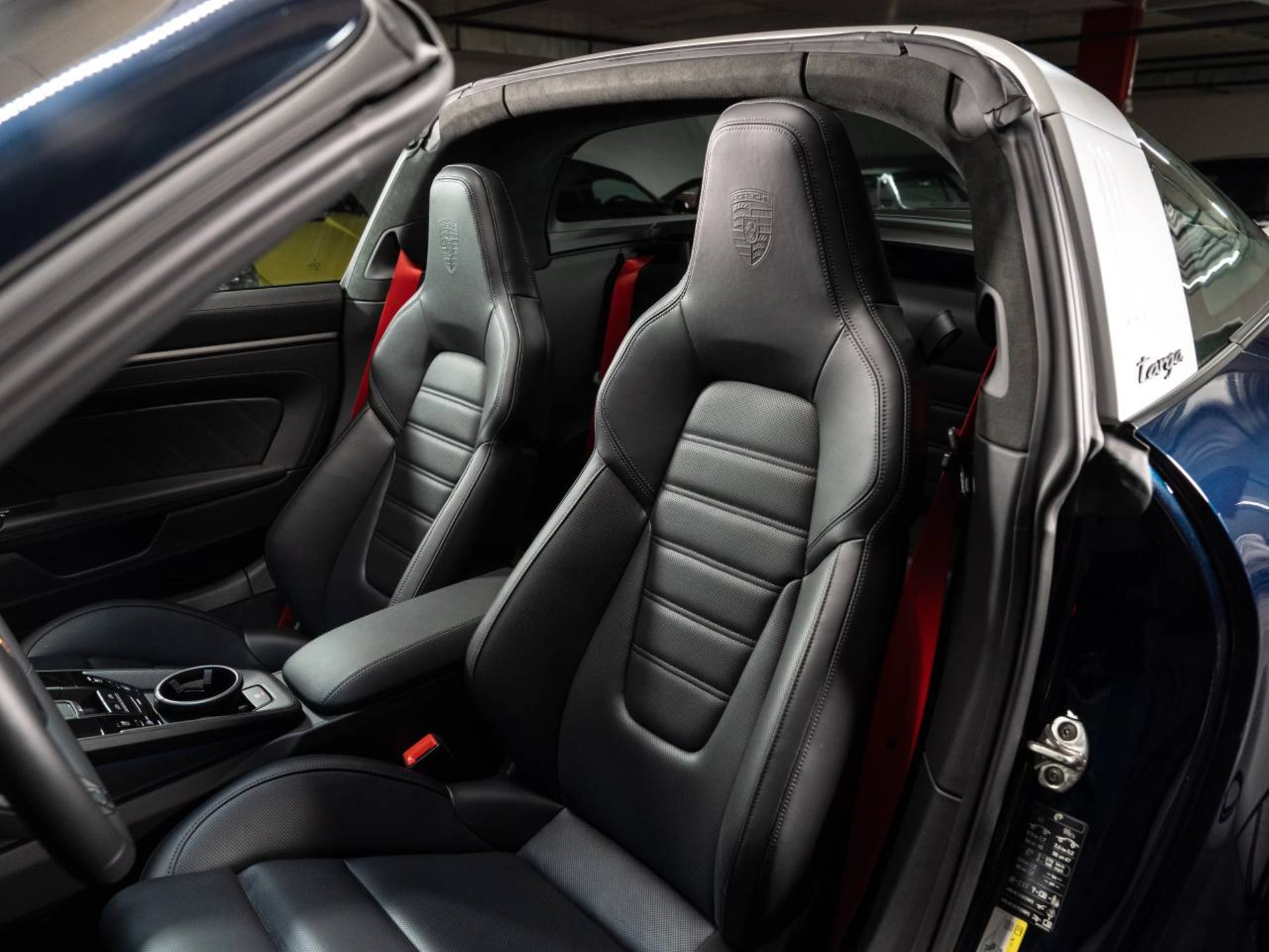 PORSCHE 911 Targa 4 GTS-image-4