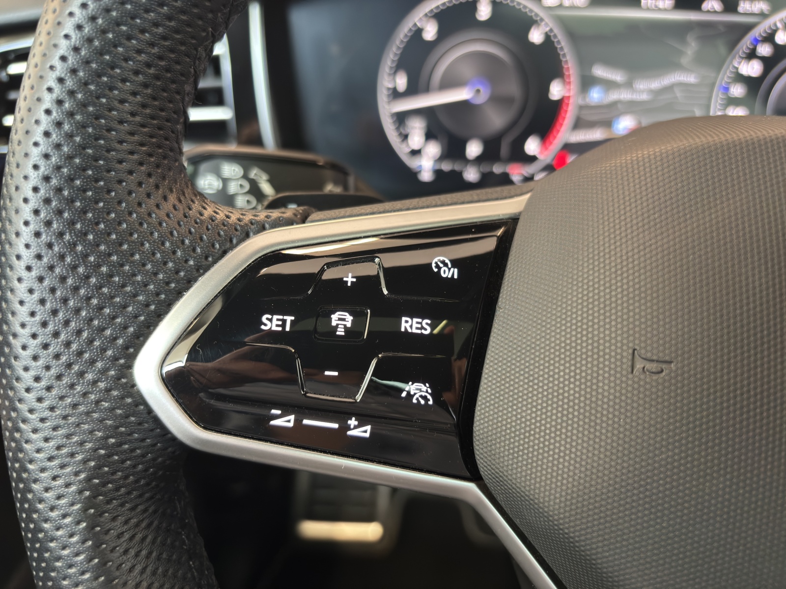 VW Touareg 3.0 TDI R Line Tiptronic mit AHK, Panorama-Ausstell-/Schiebedach, Standheizung & Winterräder-image-14