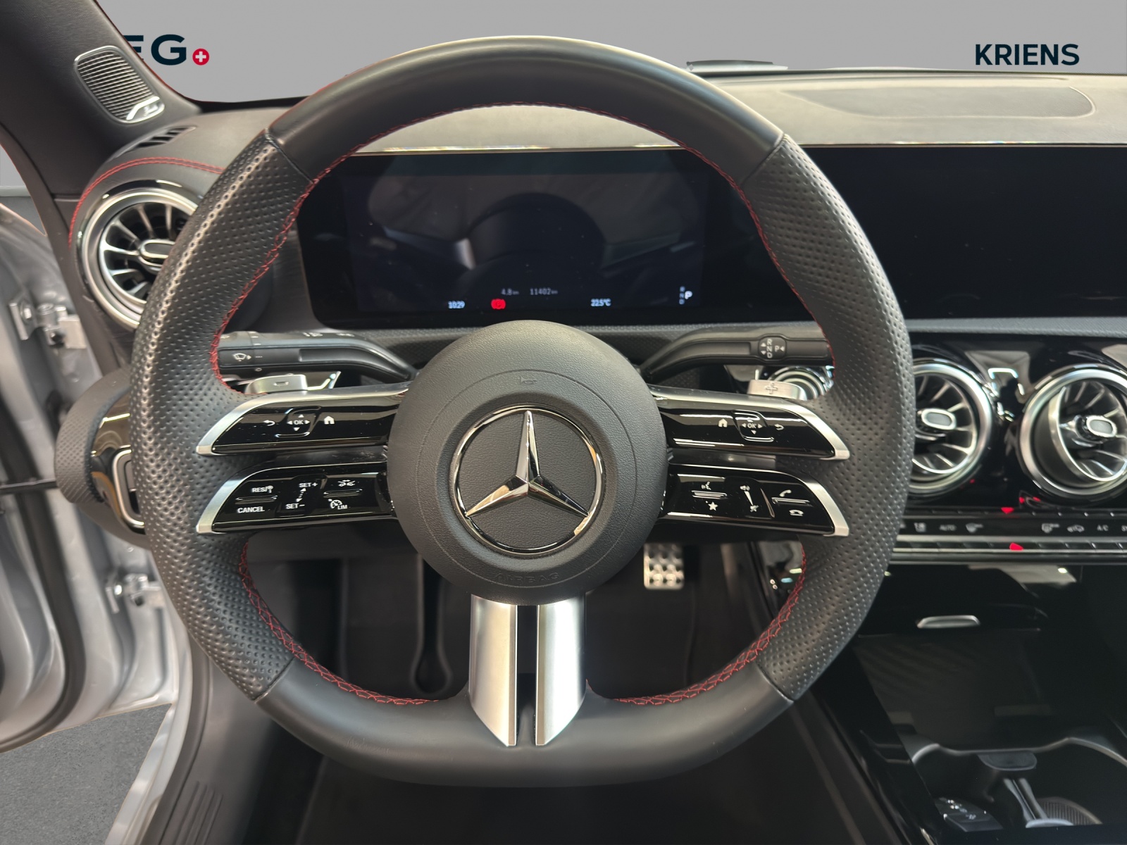 MERCEDES-BENZ CLA 200 - AMG / 360 Grad Kamera / Panorama-Dach / Soundsystem / Ambiente-Licht-image-9
