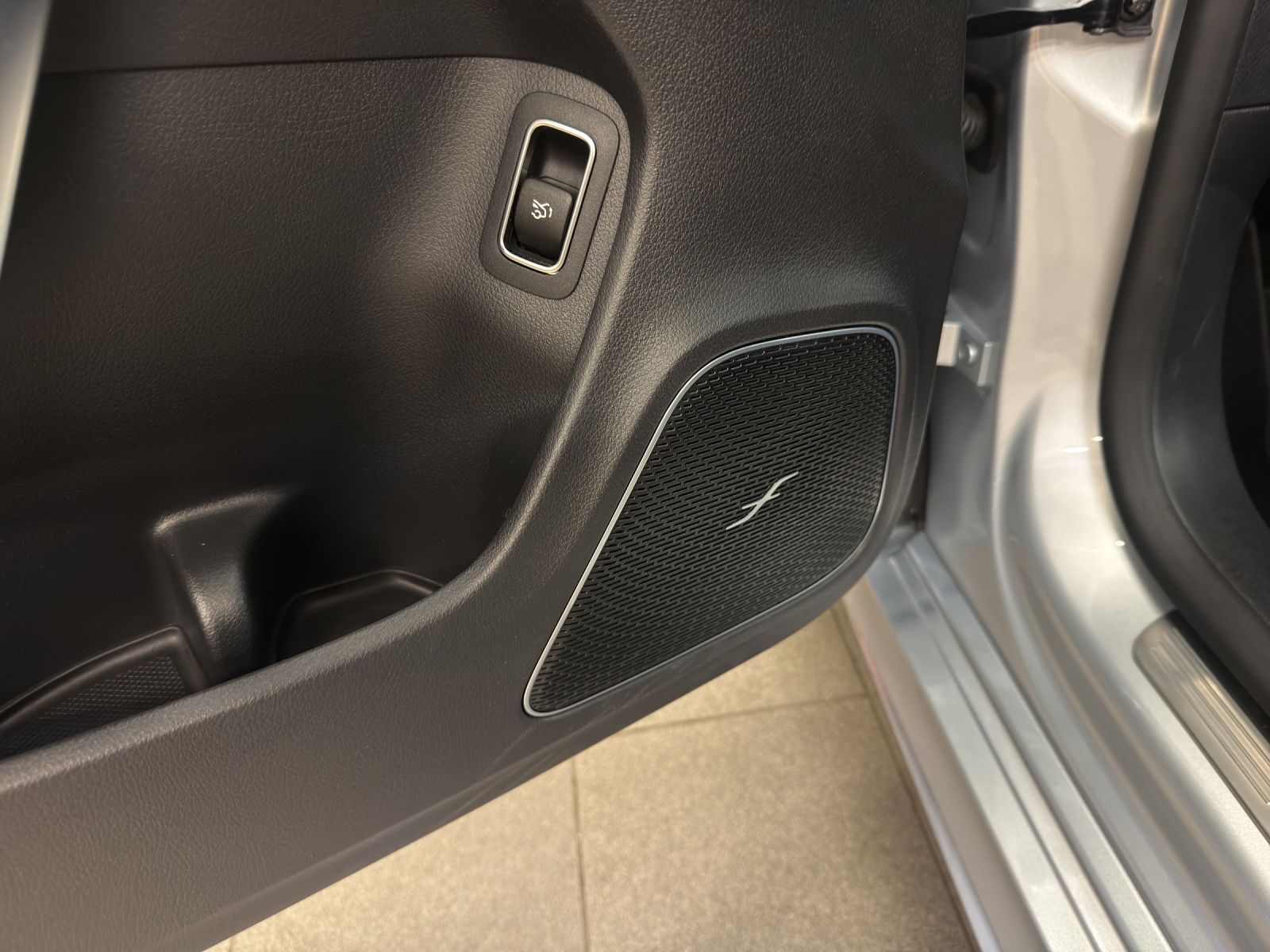 MERCEDES-BENZ CLA 200 - AMG / 360 Grad Kamera / Panorama-Dach / Soundsystem / Ambiente-Licht-image-15