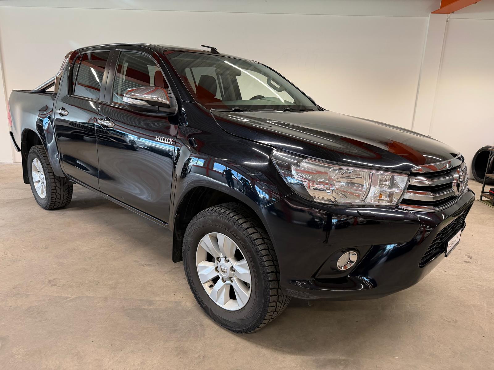 TOYOTA Hilux 2.4D-4D Sol DoubleCab 4x4 A-showroom-element-1