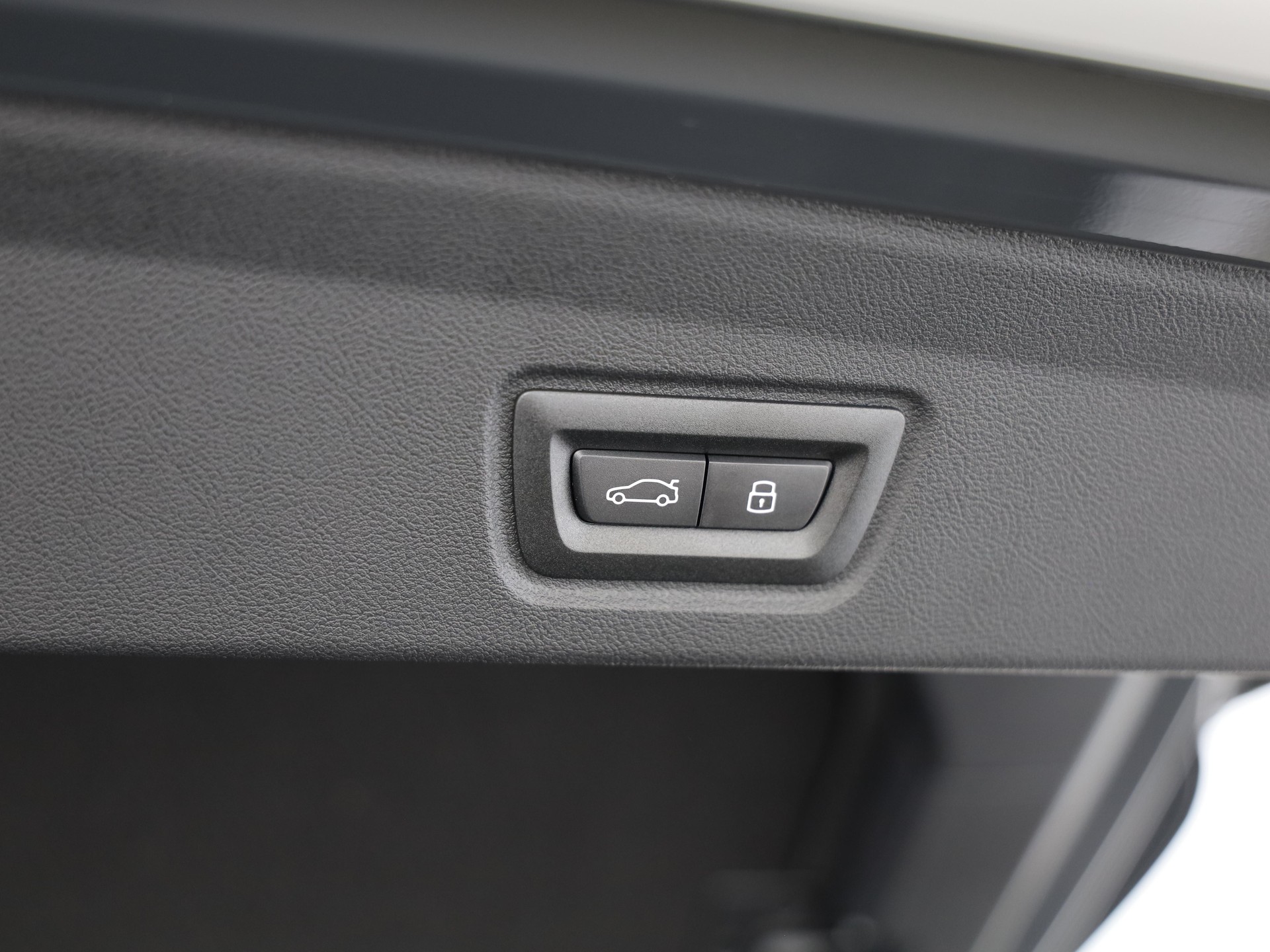 BMW i4 xDrive40-image-9