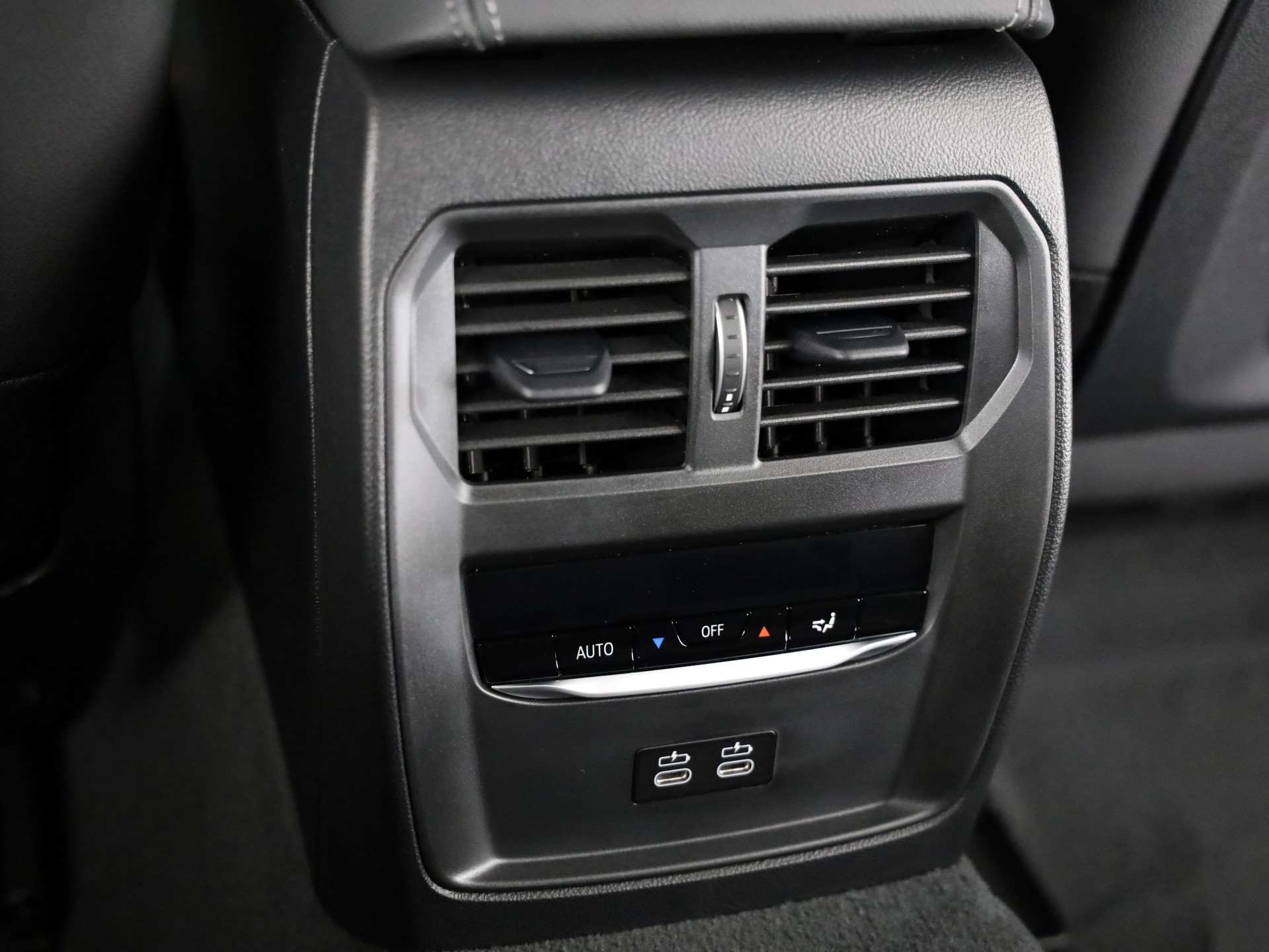 BMW i4 xDrive40-image-17