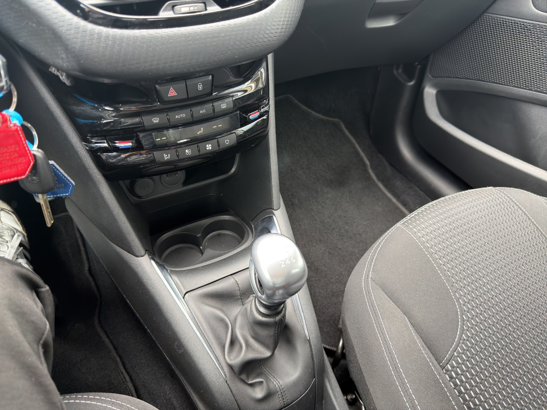PEUGEOT 208 1.2 Allure-image-10