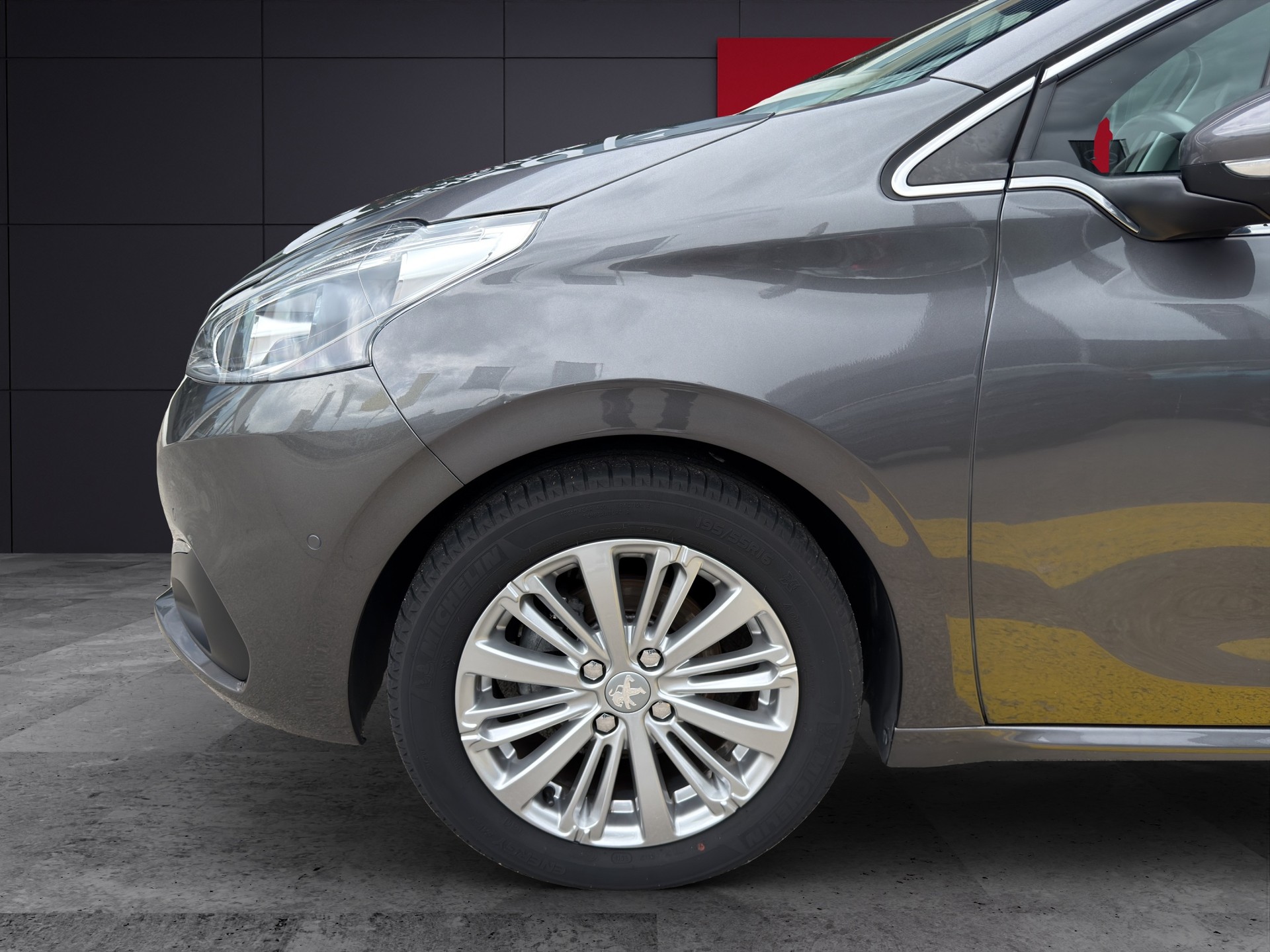 PEUGEOT 208 1.2 Allure-image-4