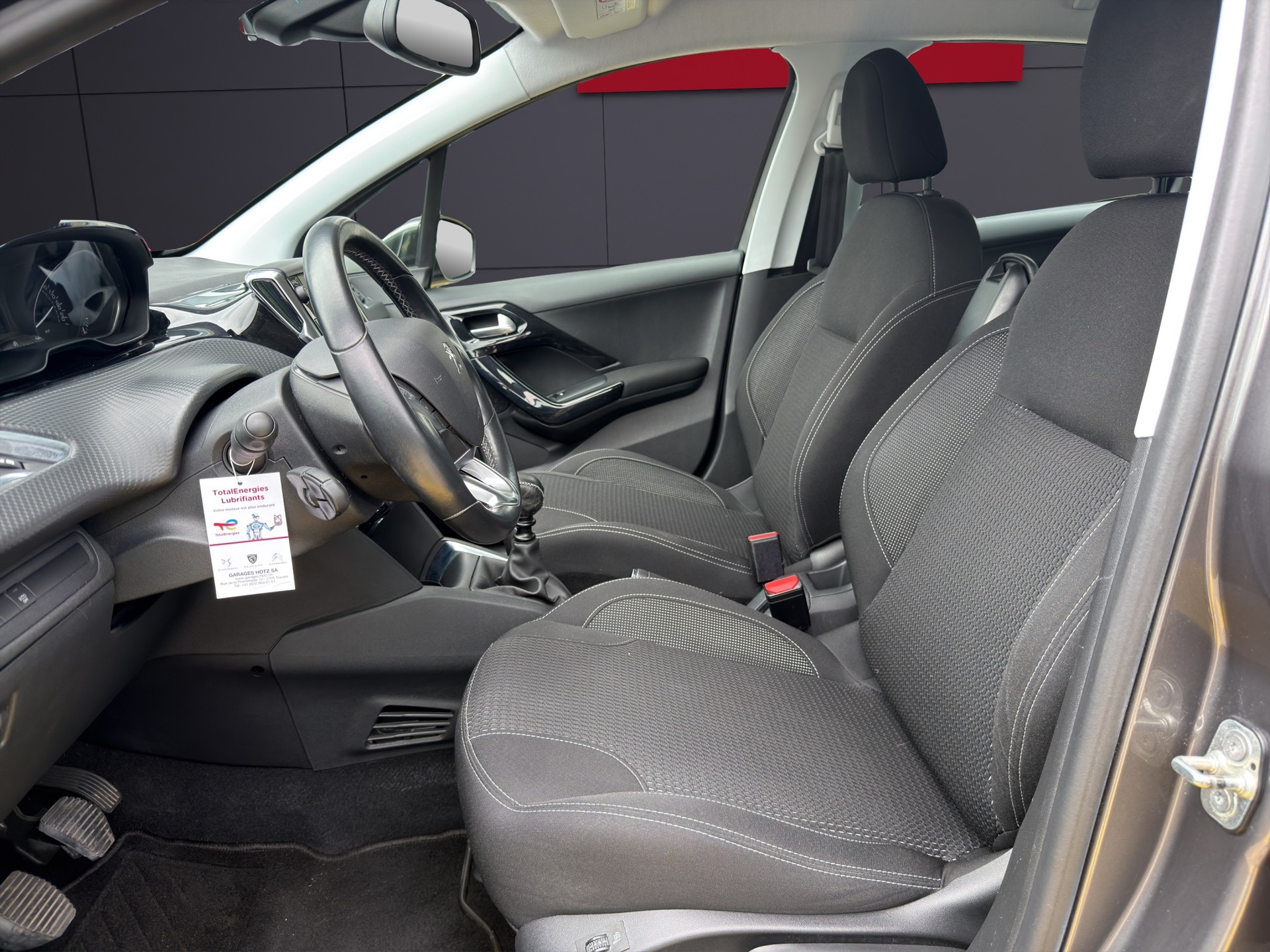 PEUGEOT 208 1.2 Allure-image-5