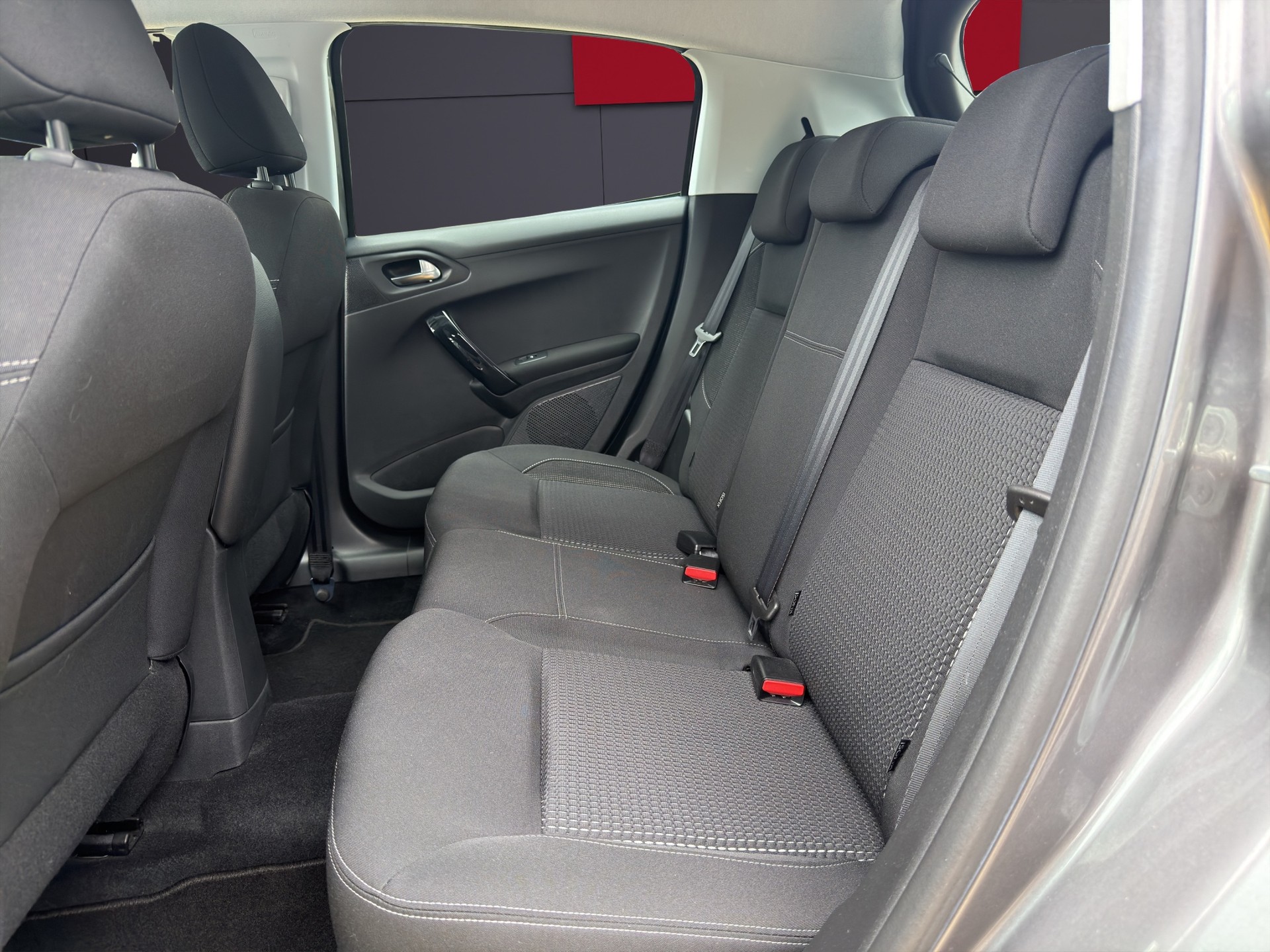 PEUGEOT 208 1.2 Allure-image-6