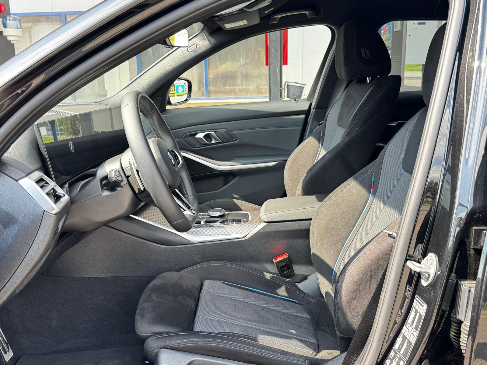 BMW 330i Touring xDrive Steptronic M Sport *Shadow-Line**Live Cockpit**245PS**Modell 2025*-image-8