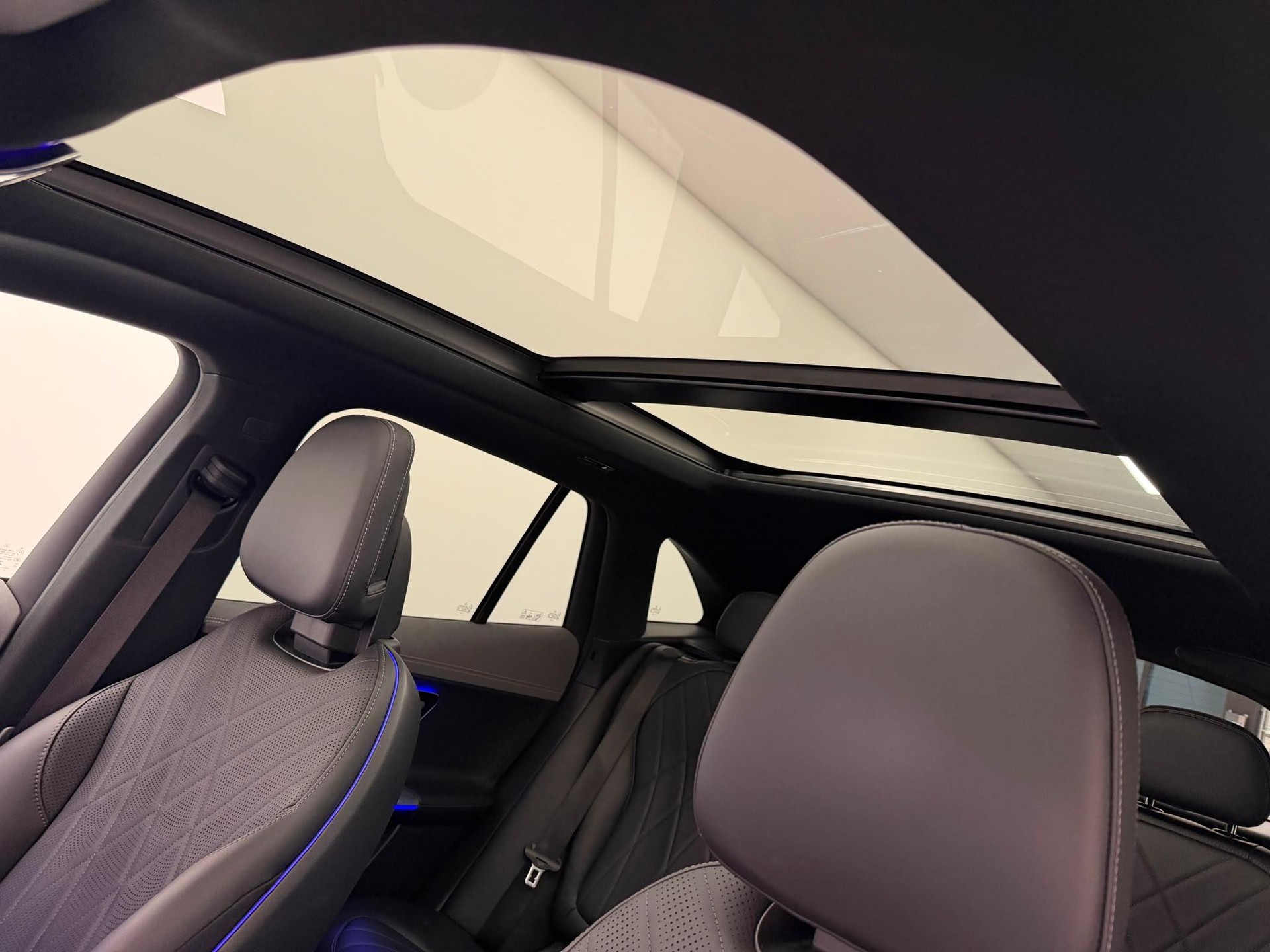 MERCEDES-BENZ EQE 500 Executive Edition AMG Line 4matic-image-16