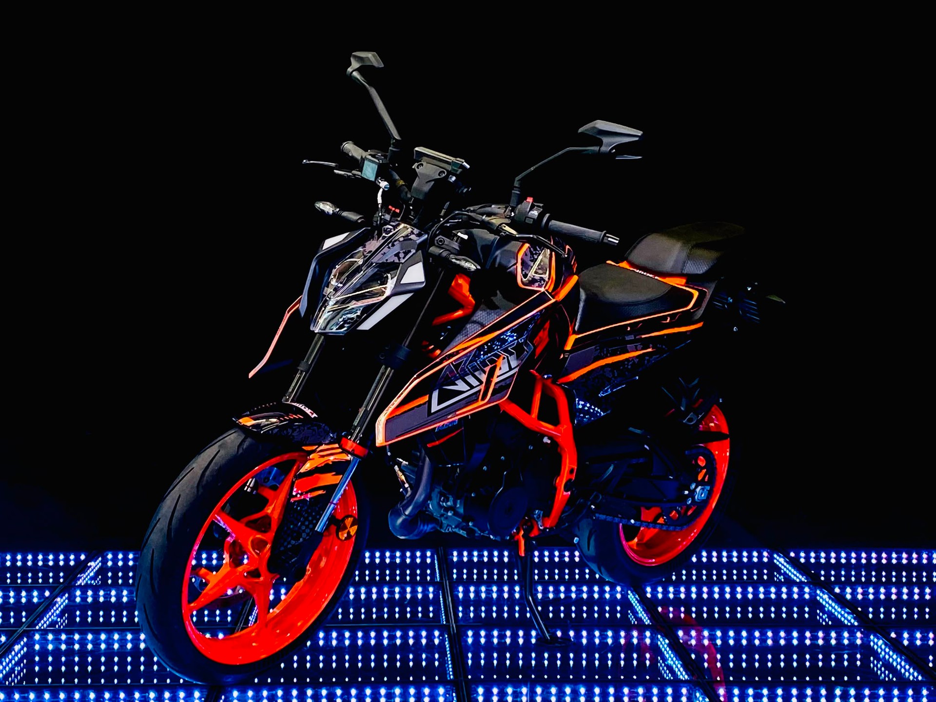 KTM 390 Duke-showroom-element-1