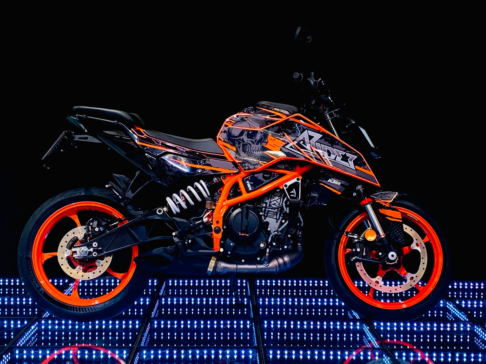 KTM 390 Duke-showroom-element-2