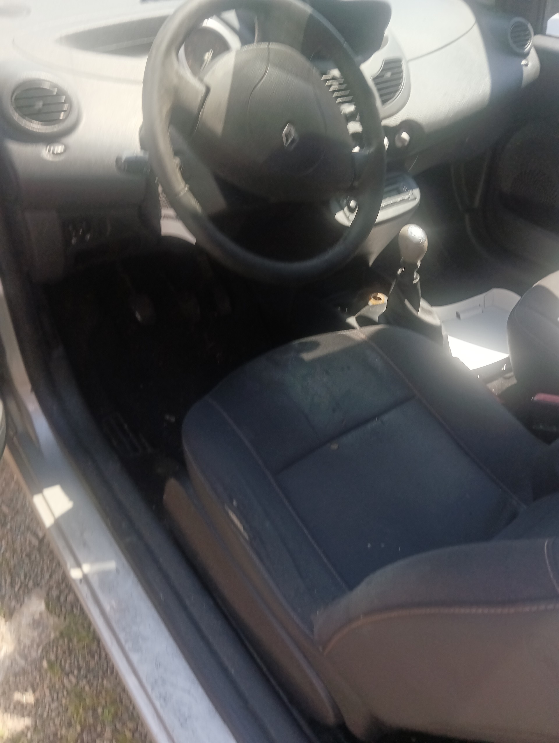 RENAULT Twingo 1.2 16V Initiale-image-3