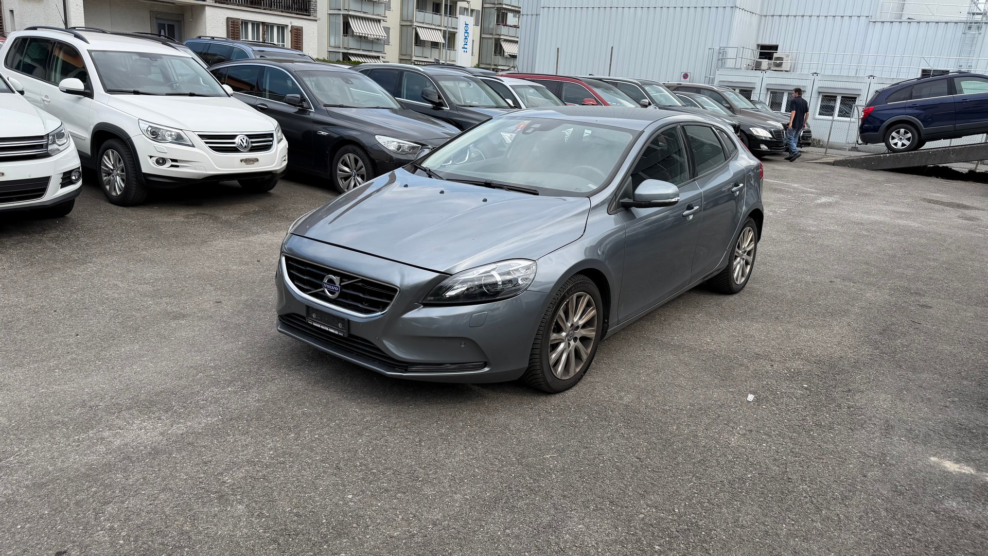 VOLVO V40 D2 Kinetic Geartronic-image-1