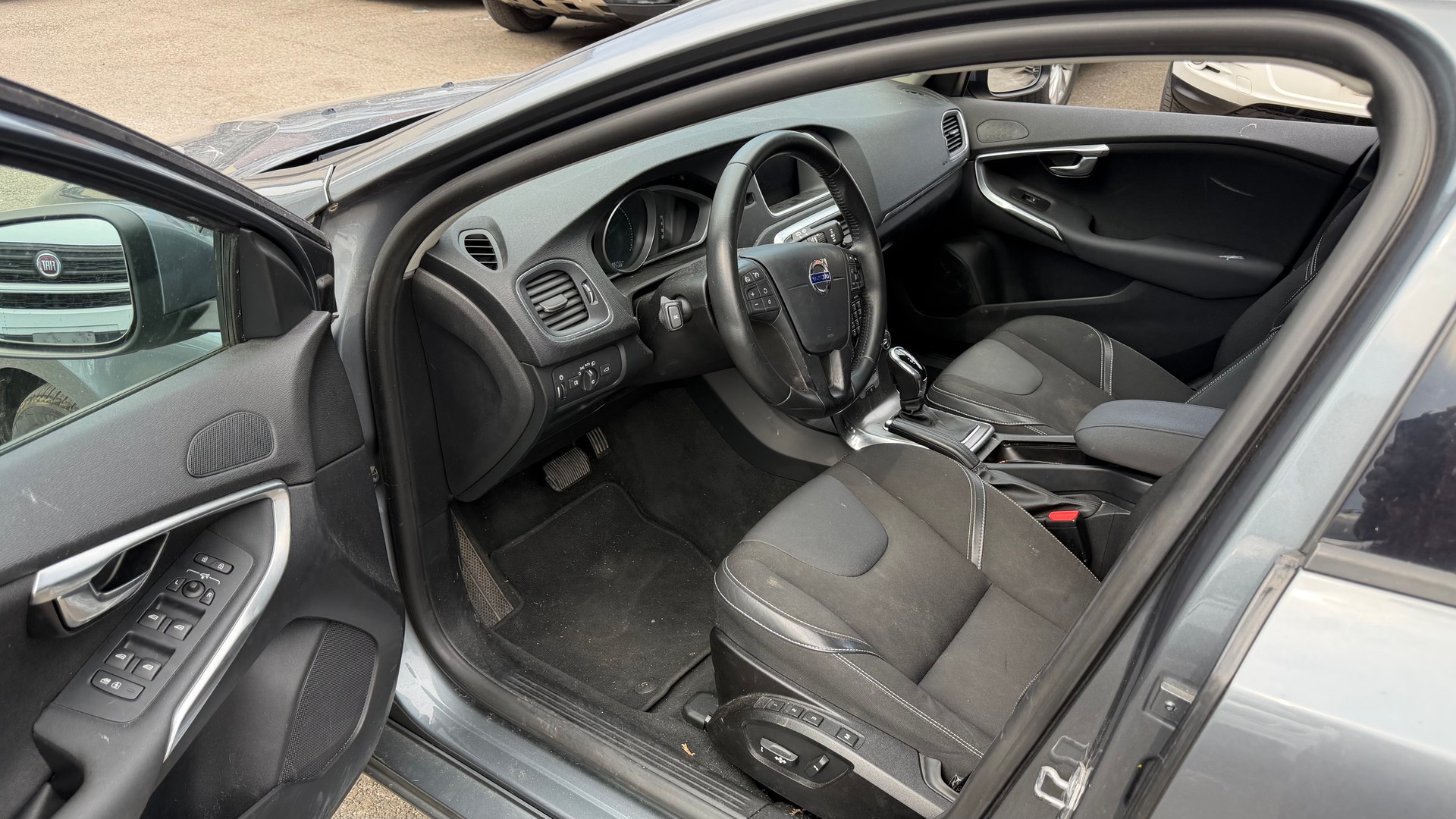 VOLVO V40 D2 Kinetic Geartronic-image-6