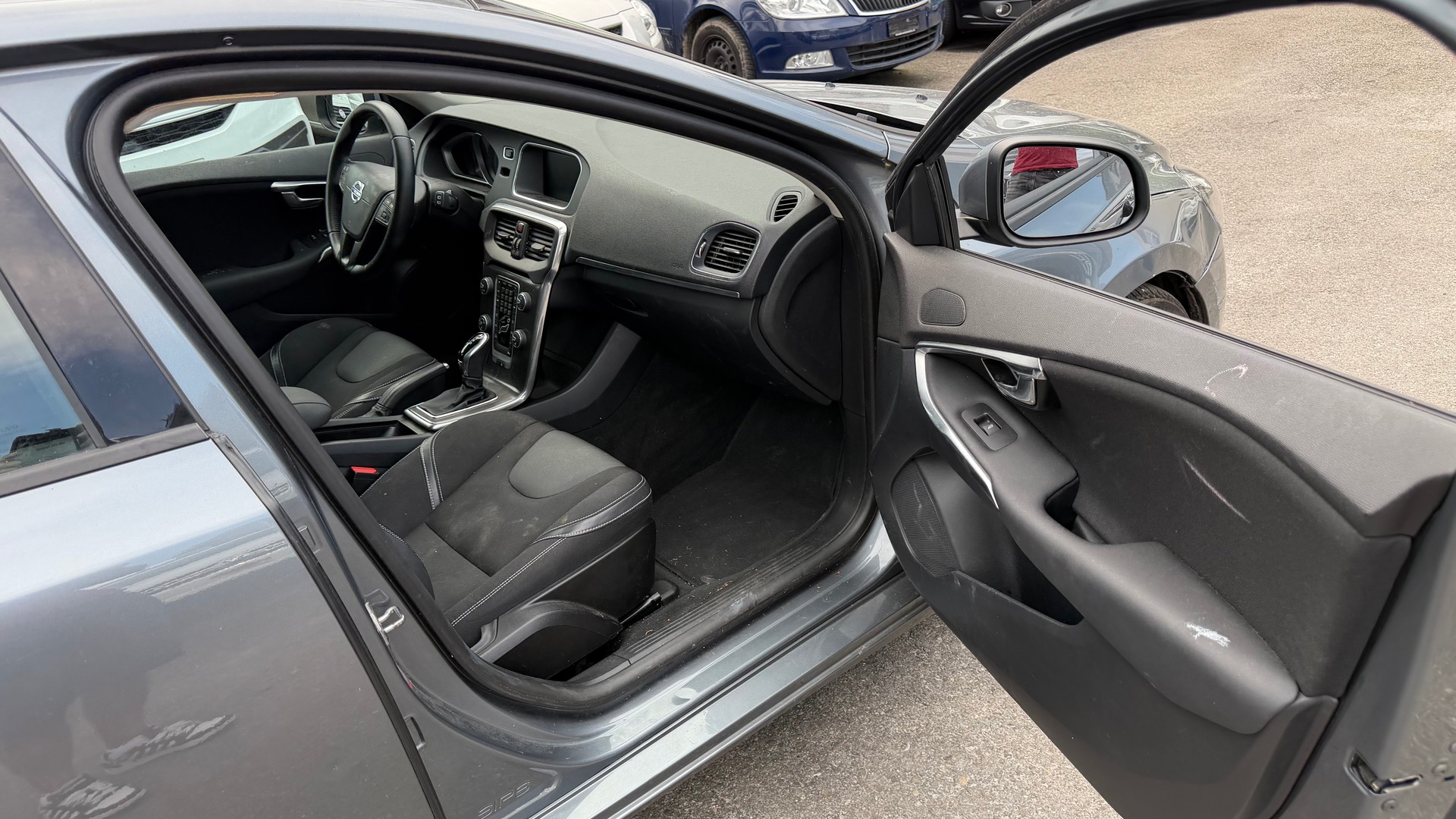 VOLVO V40 D2 Kinetic Geartronic-image-4